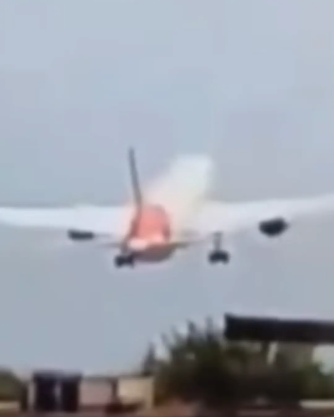 Avião Da Air India Com 242 Pessoas Cai Após Decolagem Na Índia Avião Da Air India Com 242 Pessoas Cai Após Decolagem Na Índia