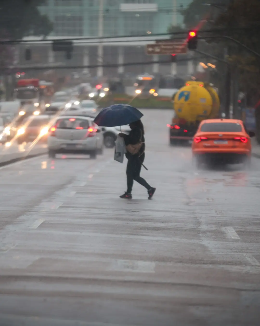 Chuva e frente fria marcam o fim de semana com possíveis temporais no Paraná