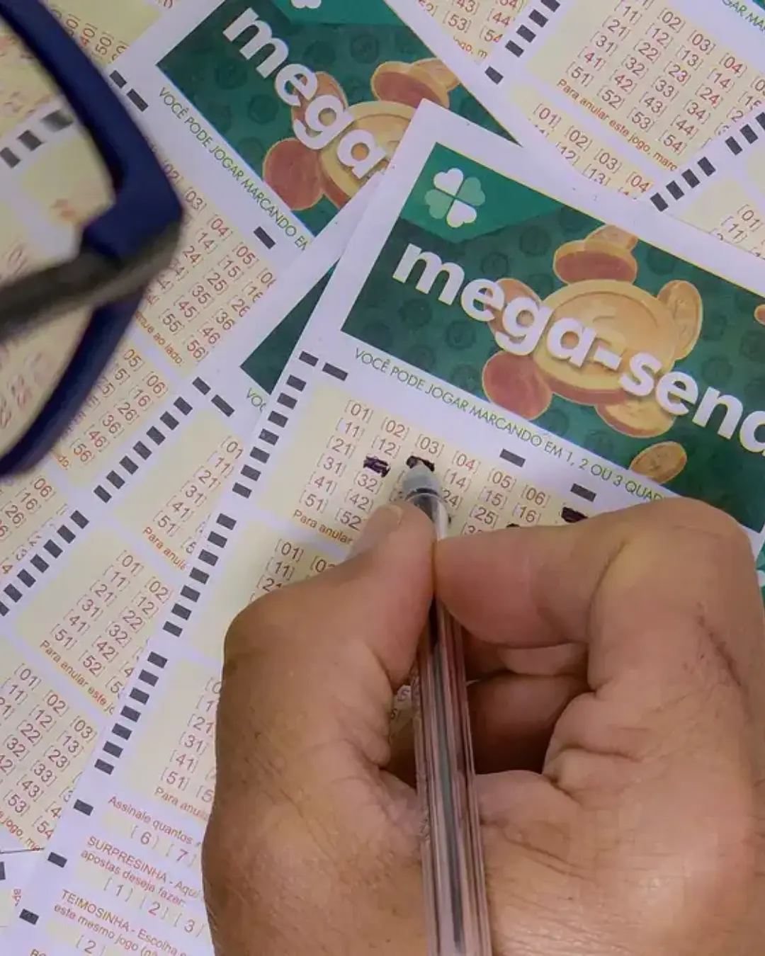Mega-Sena acumula em R$ 45 milhões; amigos de Curitiba levam prêmio na quina