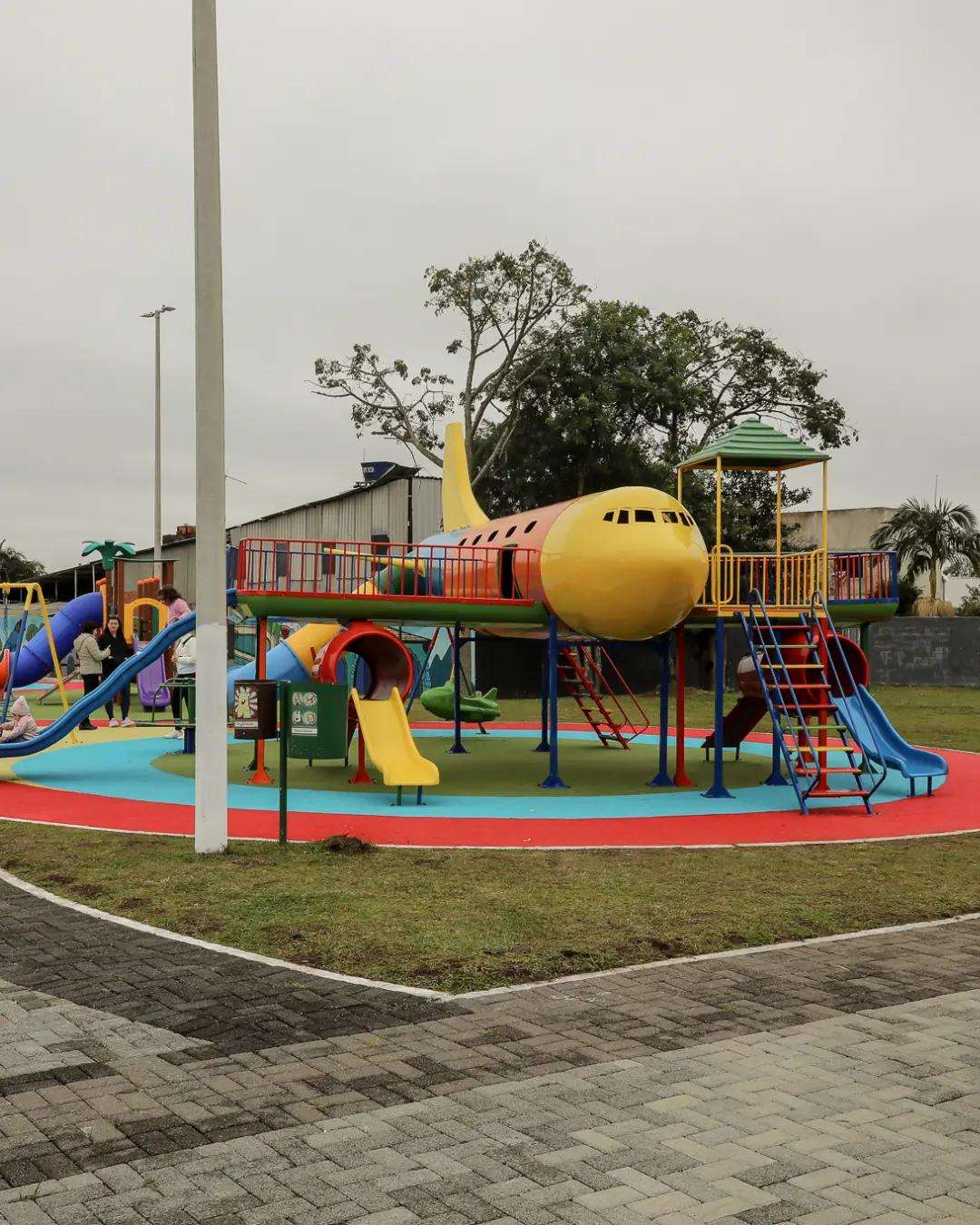 Parque das Águas em Pinhais amplia espaço infantil com brinquedo temático e opções inclusivas