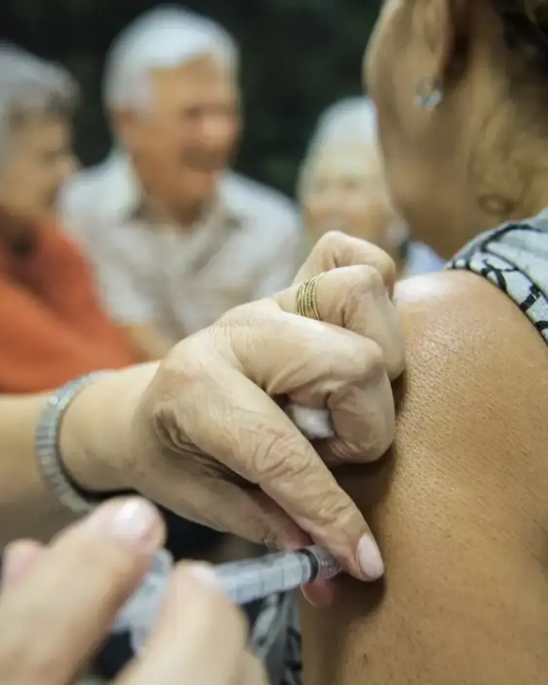 Vírus respiratórios elevam hospitalizações e mortalidade entre idosos no Brasil