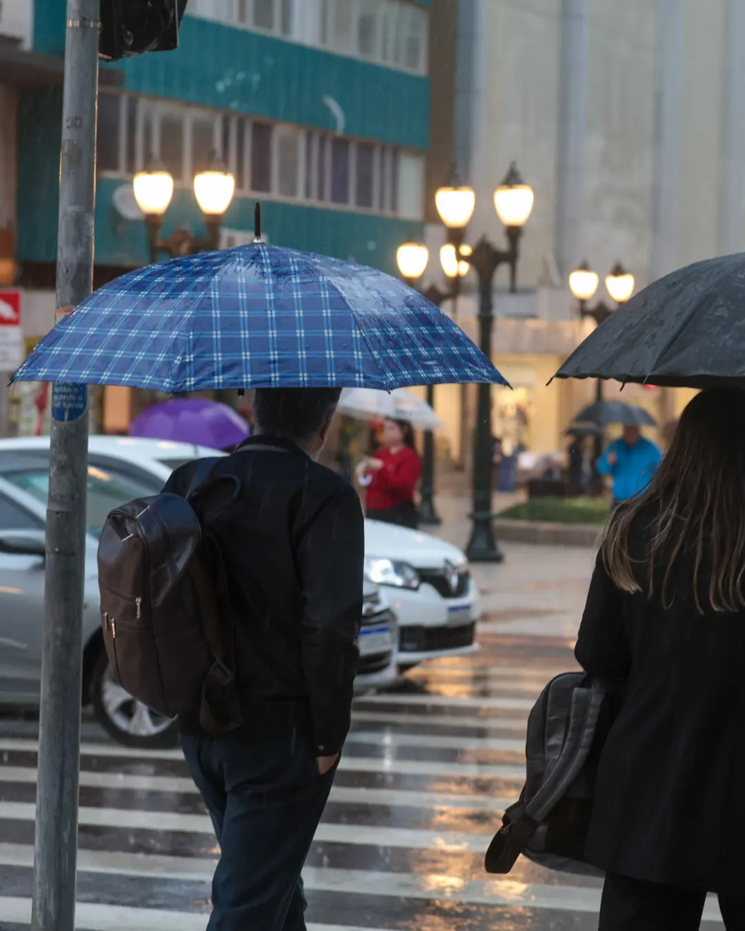 Frente fria provoca chuva e queda acentuada de temperatura no Paraná, alerta Simepar