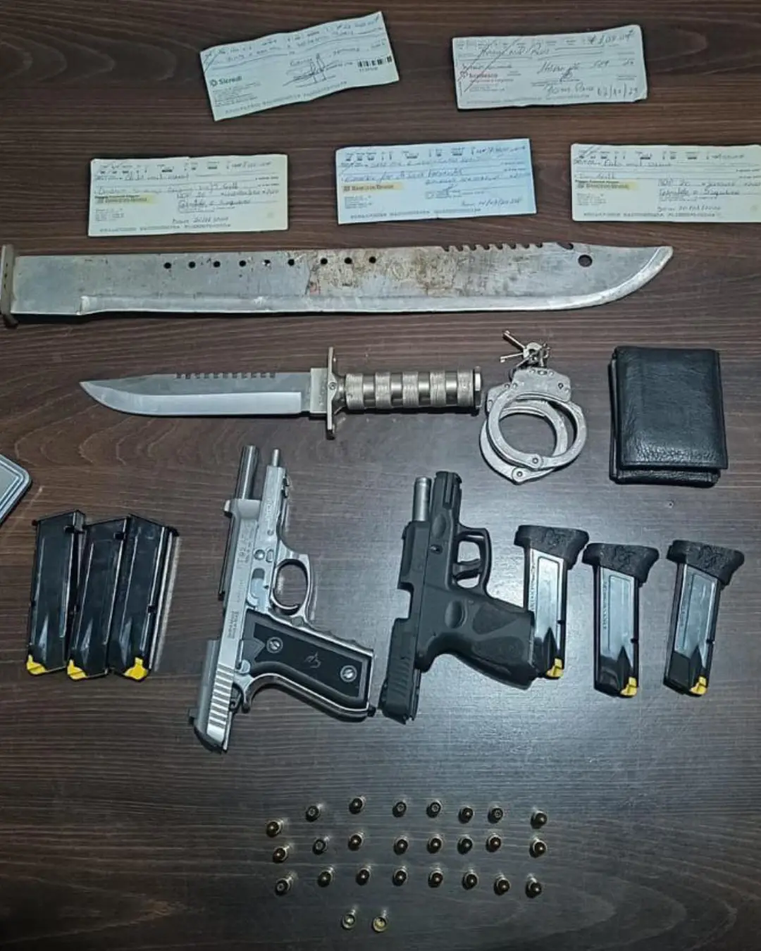 Homem investigado por extorsões é preso com armas e cheques em Curitiba, diz PCPR