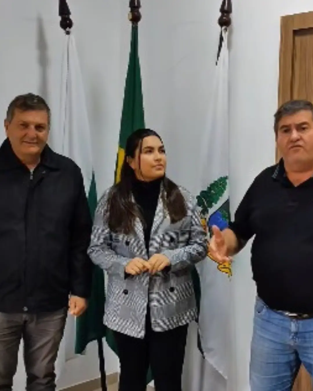 Prefeito de Tunas entrega uniformes e inaugura nova escola no município