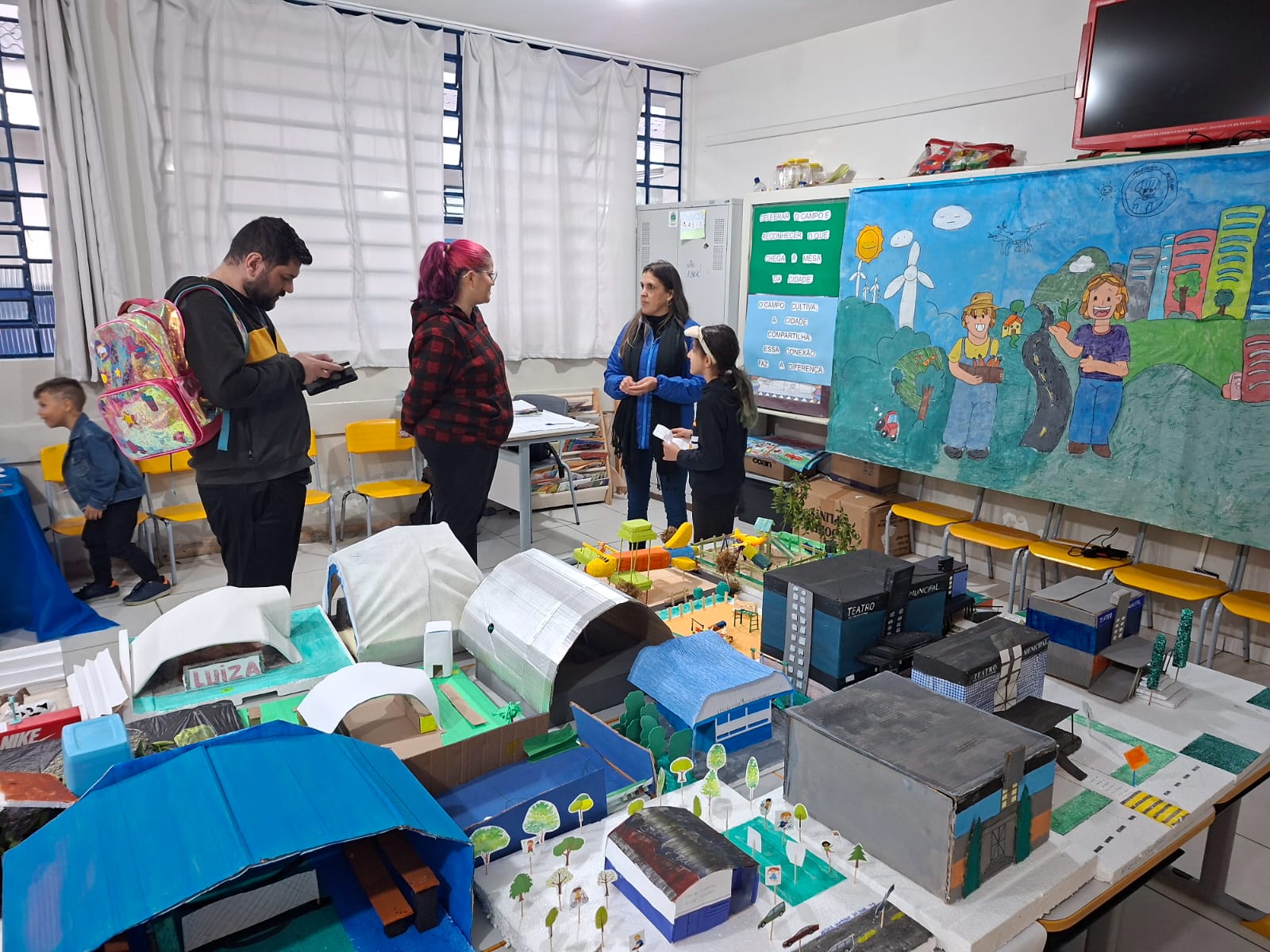 Feira do Conhecimento resgata brincadeiras e tradições na rede municipal de ensino de Campina Grande do Sul