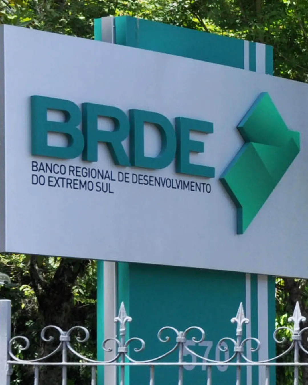 BRDE lança concurso público com salários de até R$ 10,1 mil para cargos de níveis médio e superior