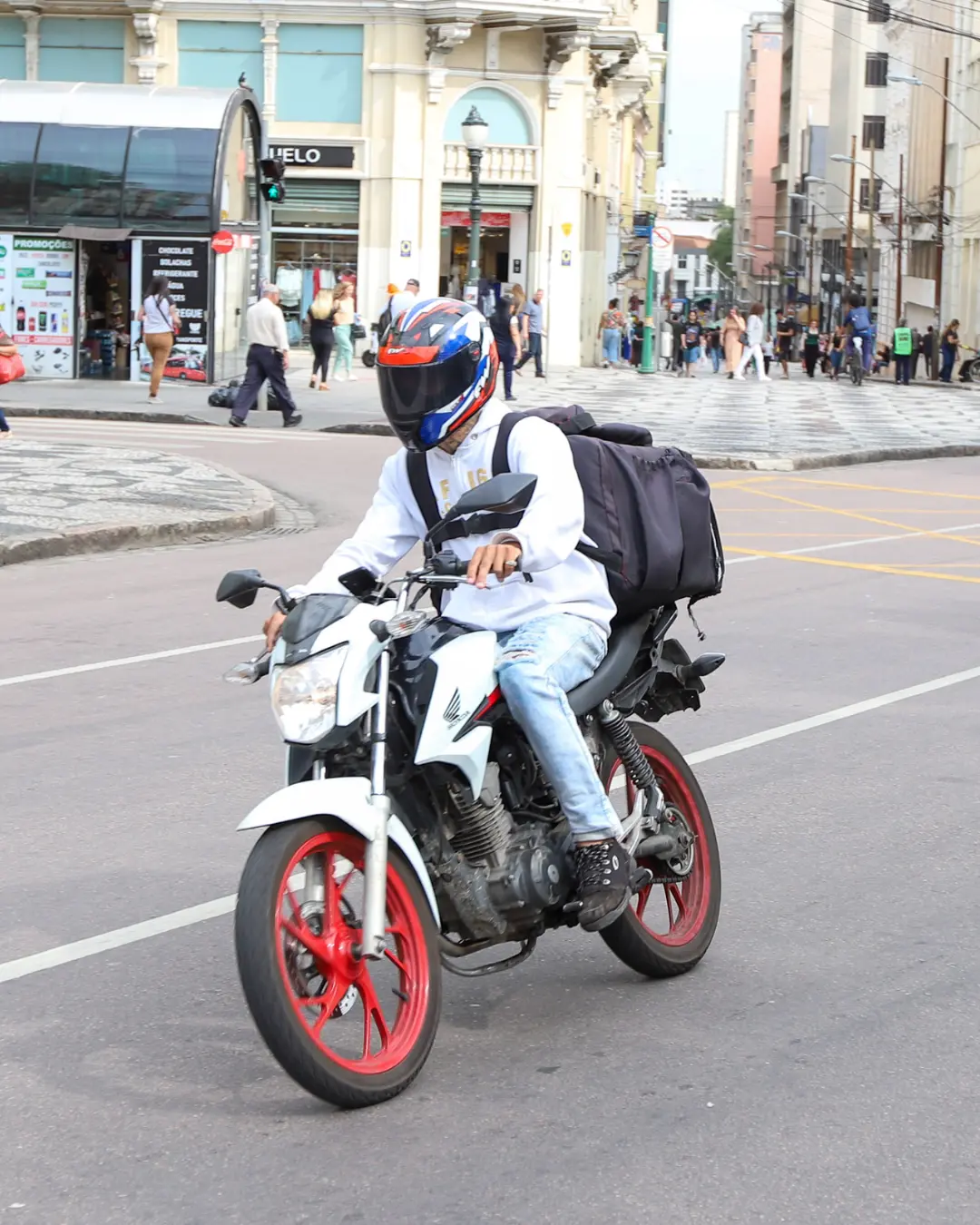 Como reduzir os riscos ao pilotar e andar de moto: conheça orientações essenciais