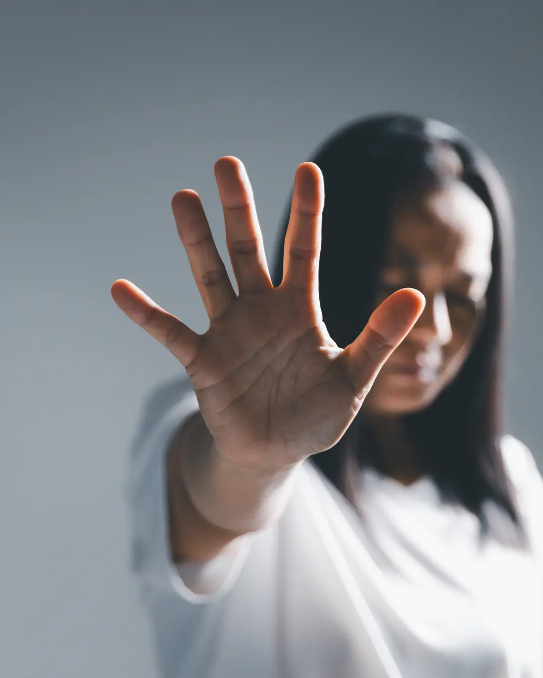 Feminicídios com arma de fogo aumentam 45% no Brasil até agosto de 2025, aponta levantamento