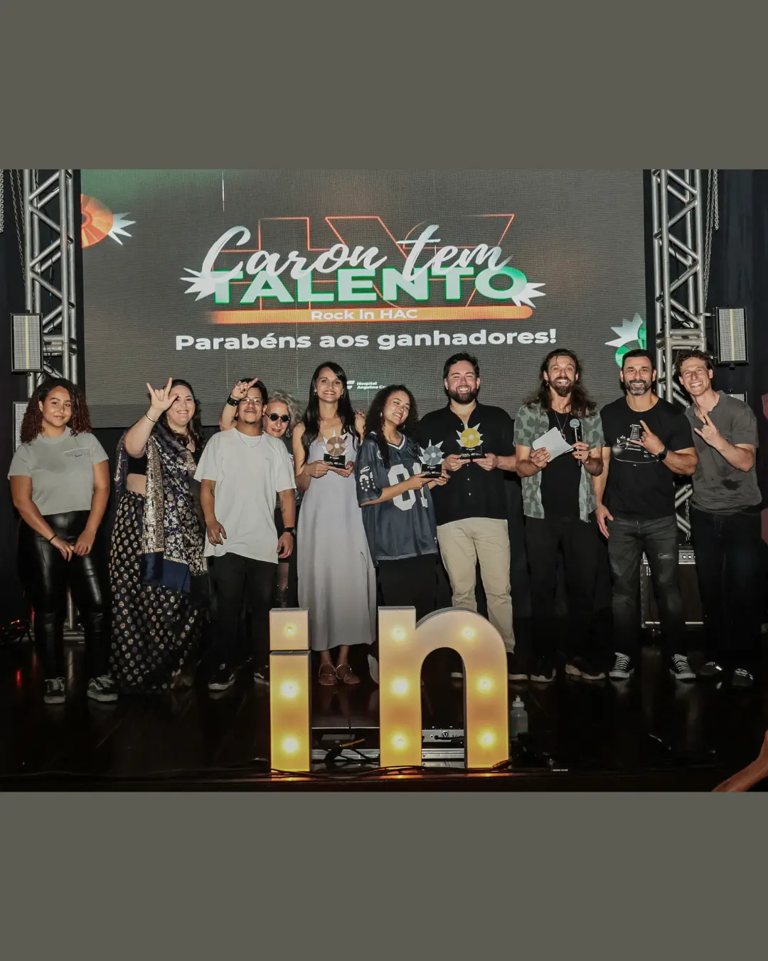 Hospital Angelina Caron promove noite de talentos em clima havaiano e celebra a diversidade artística de seus profissionais