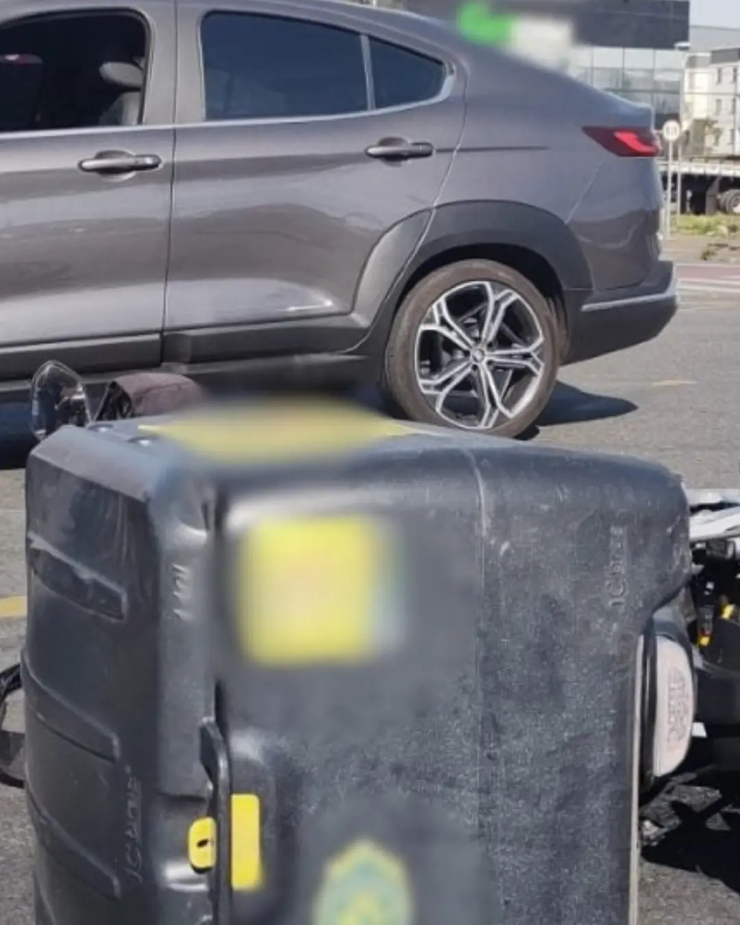 Motociclista é atingido por SUV após avanço de sinal vermelho em cruzamento de Pinhais