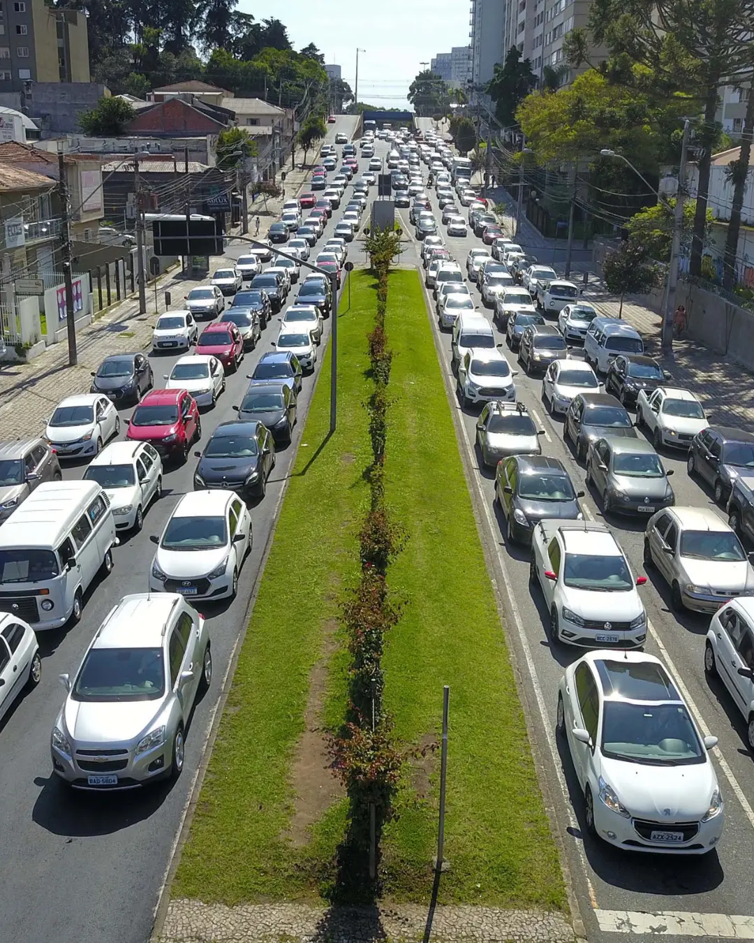 Pagamento do licenciamento anual de veículos no Paraná começa nesta sexta-feira (15)