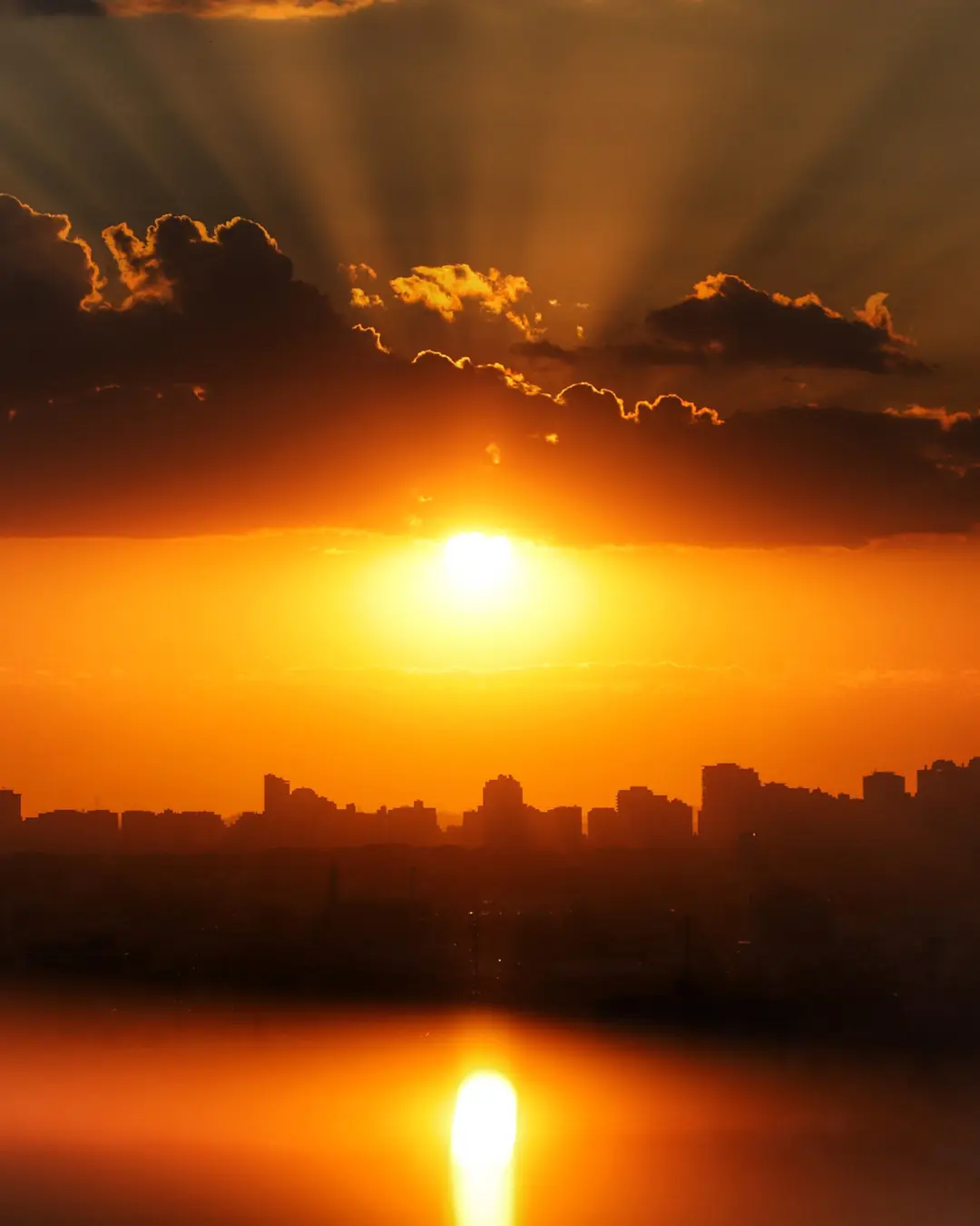 Semana começa com sol e altas temperaturas em grande parte do Paraná