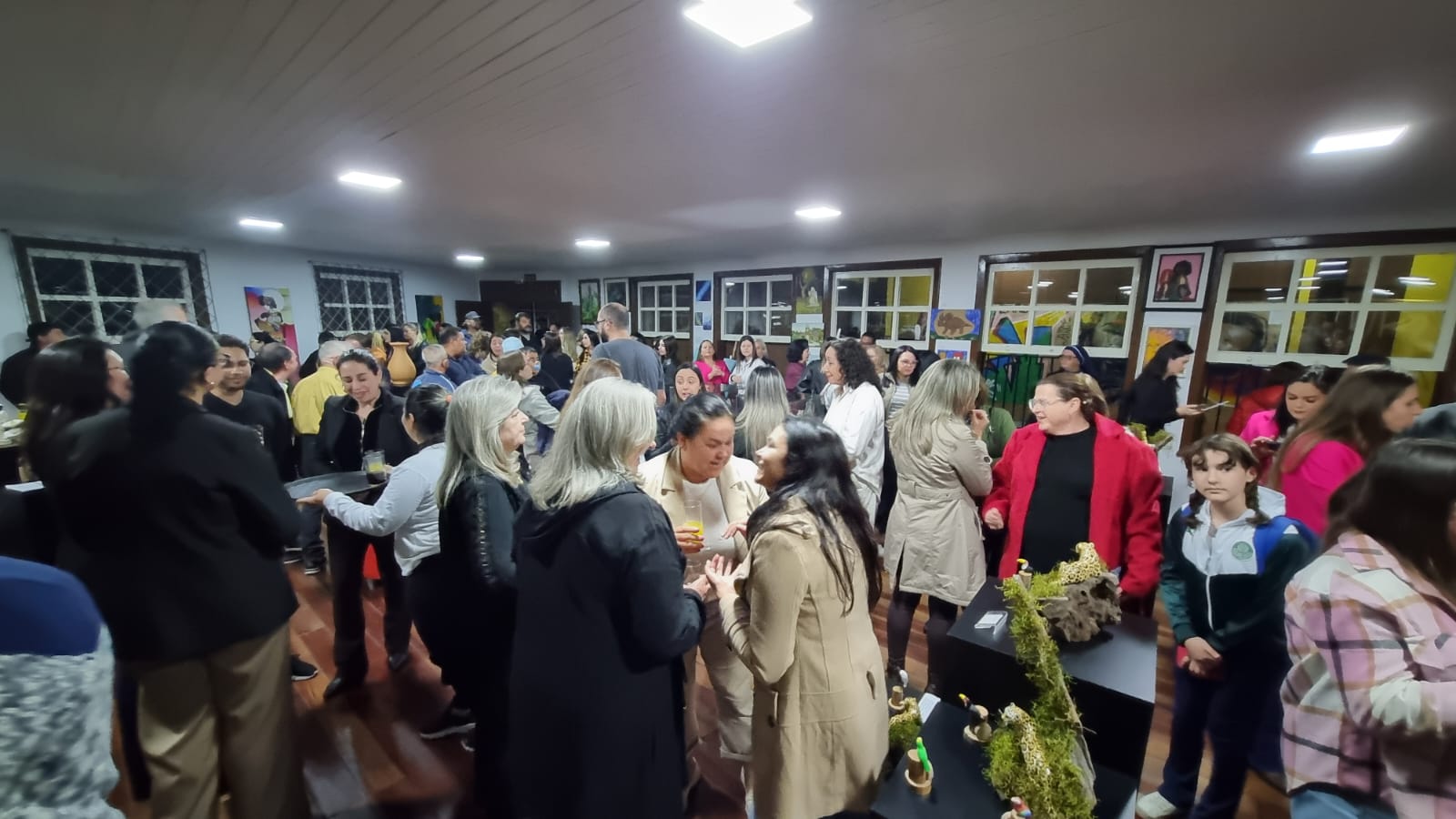 Público lota a Casa da Memória na abertura da exposição “Arte e Cor”