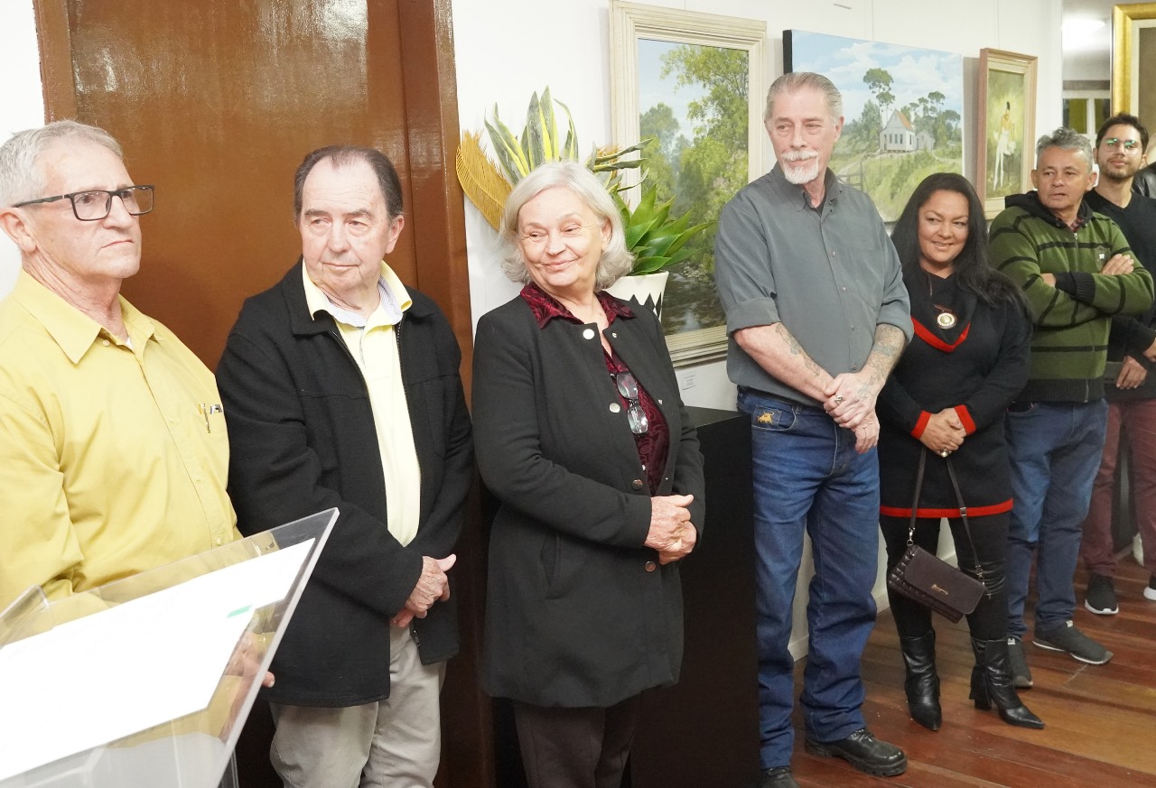 Público lota a Casa da Memória na abertura da exposição “Arte e Cor”