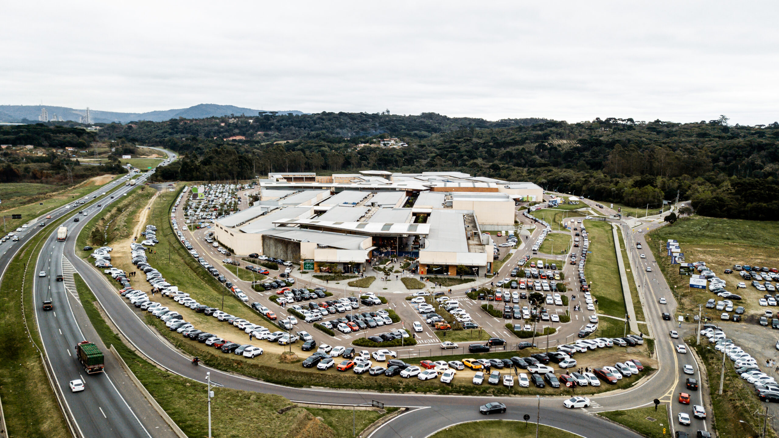 Feira da Louça atrai mais de 100 mil visitantes nos primeiros dias e continua com preços imperdíveis