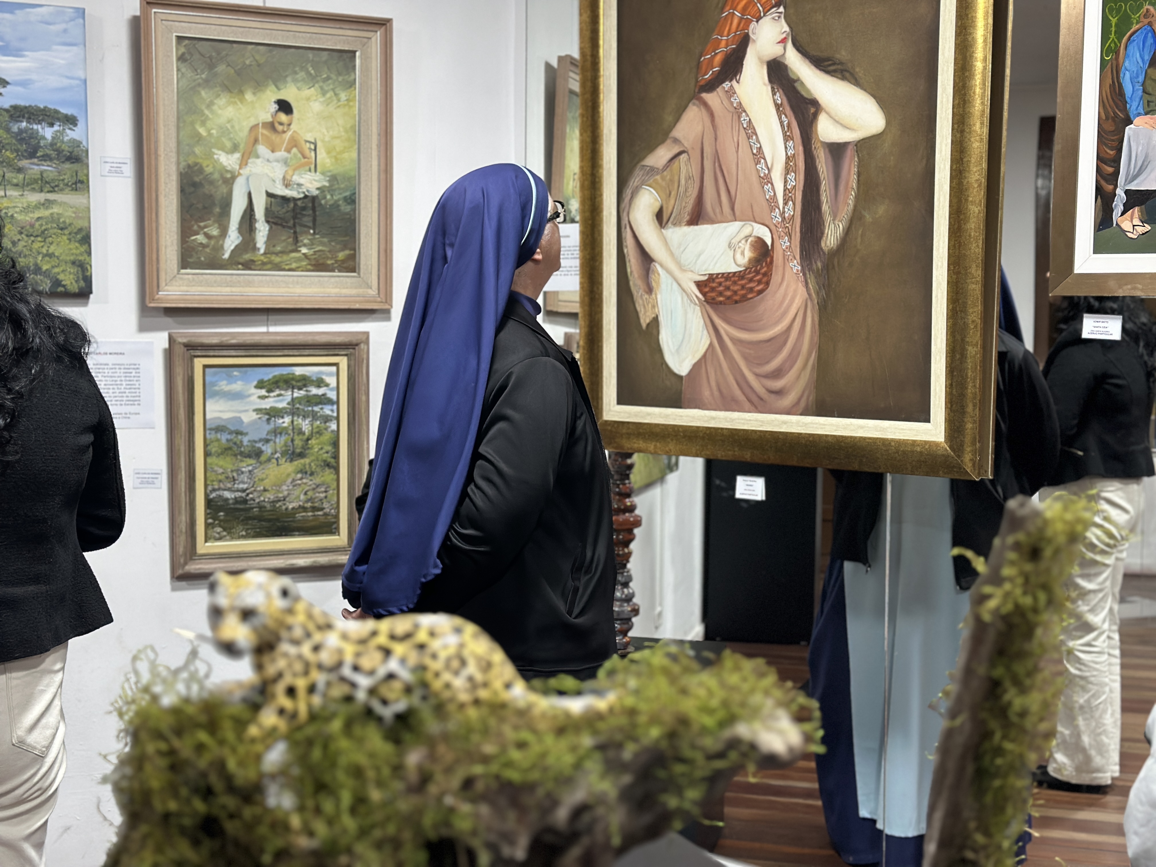 Público lota a Casa da Memória na abertura da exposição “Arte e Cor”