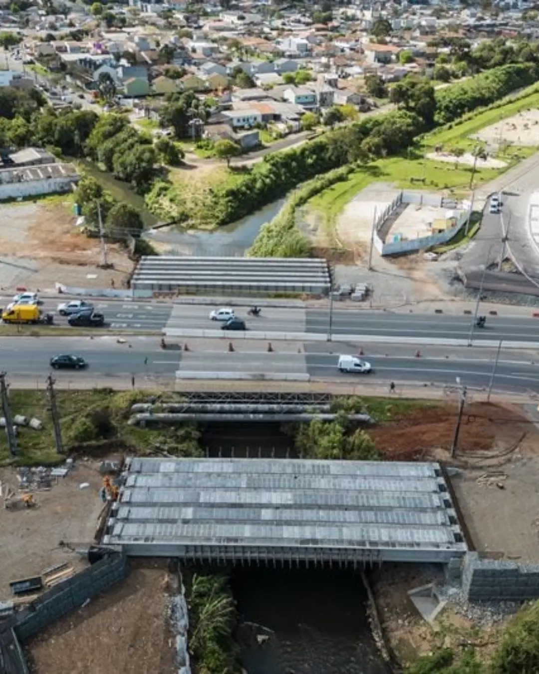 Curitiba avança na construção do viaduto que conectará a capital a Pinhais com instalação de vigas gigantes