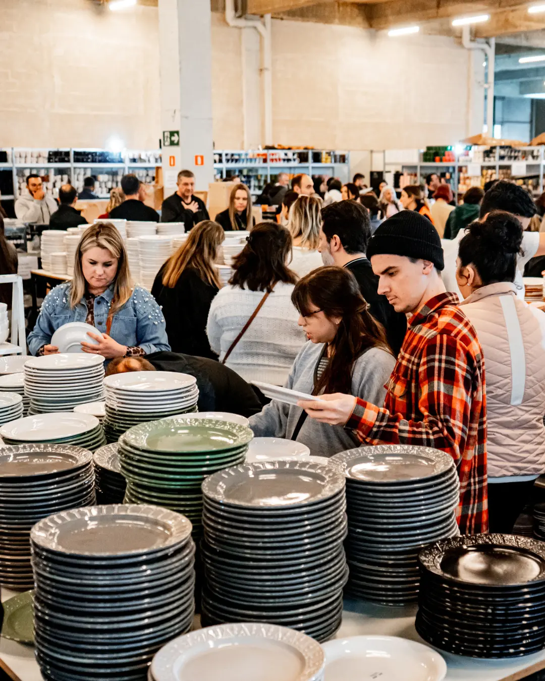 Feira da Louça atrai mais de 100 mil visitantes nos primeiros dias e continua com preços imperdíveis