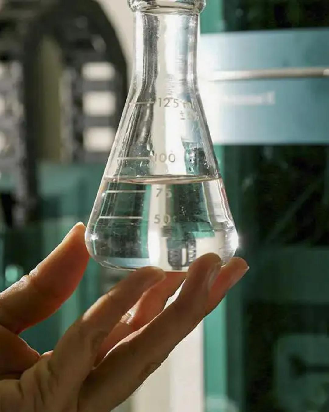 Metanol em bebidas adulteradas: riscos, sintomas e como identificar irregularidades