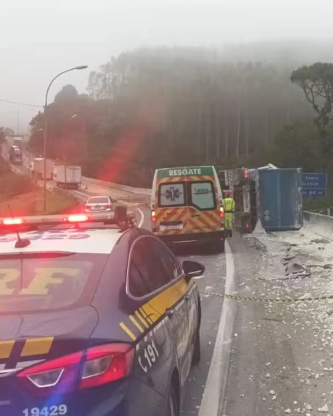 Motorista morre após ser ejetado e ficar preso em carroceria em acidente na BR-116, em Campina Grande do Sul