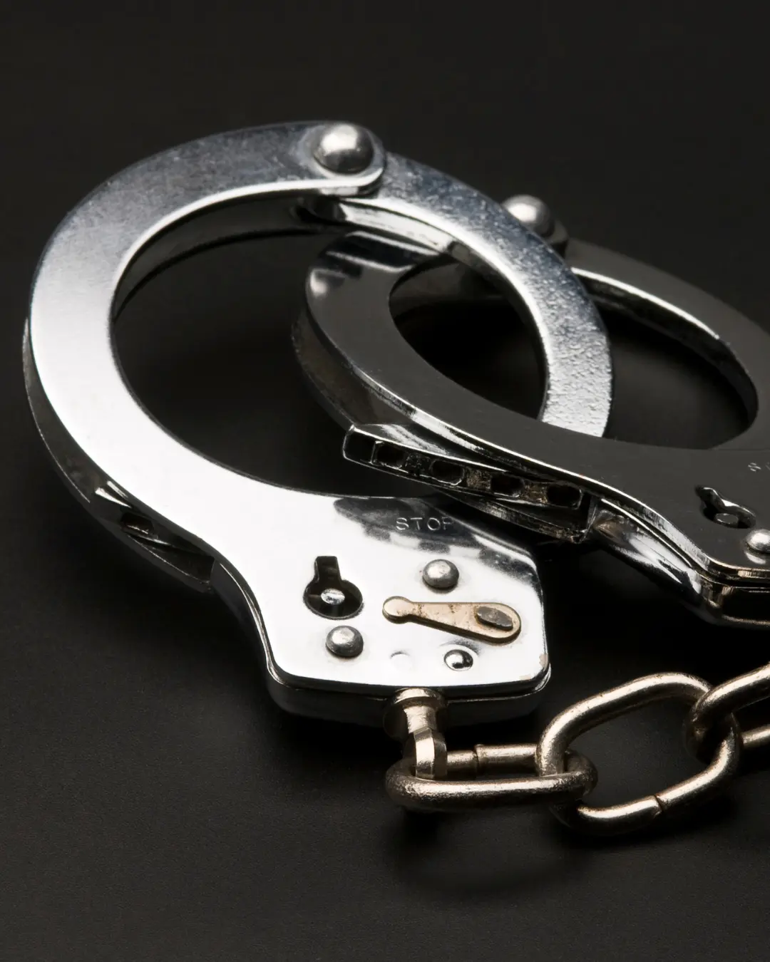 Mulher é presa por abandono de incapaz após deixar filha sozinha em casa em Pinhais