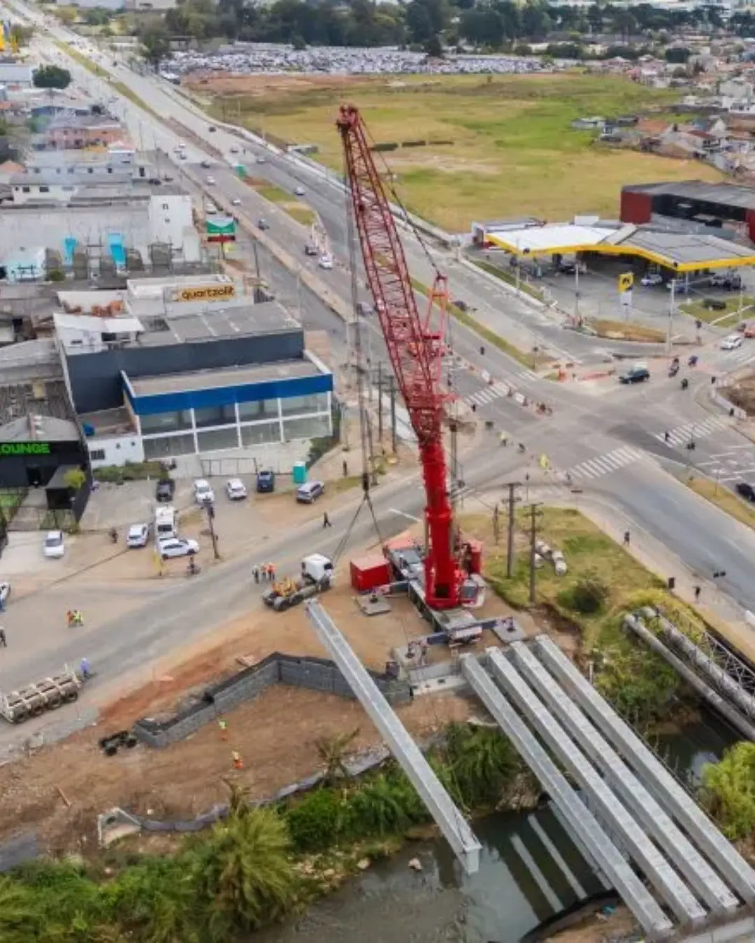 Obras avançam no Rio Atuba com instalação de vigas para novas pontes em Curitiba