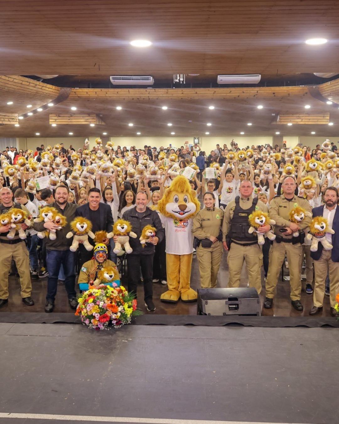 PROERD forma mais de 300 crianças com grande solenidade no Santa Mônica Clube de Campo
