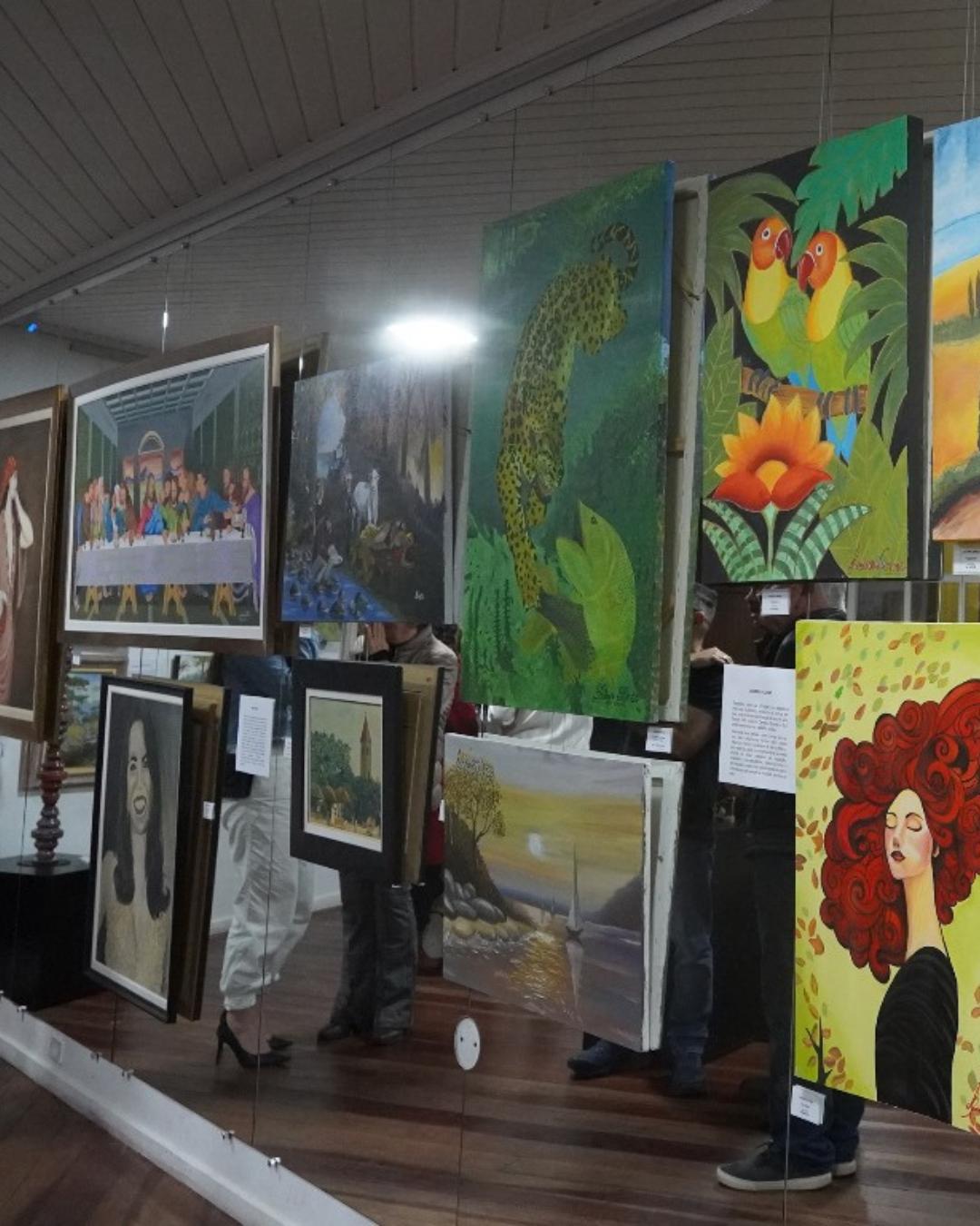 Público lota a Casa da Memória na abertura da exposição “Arte e Cor”