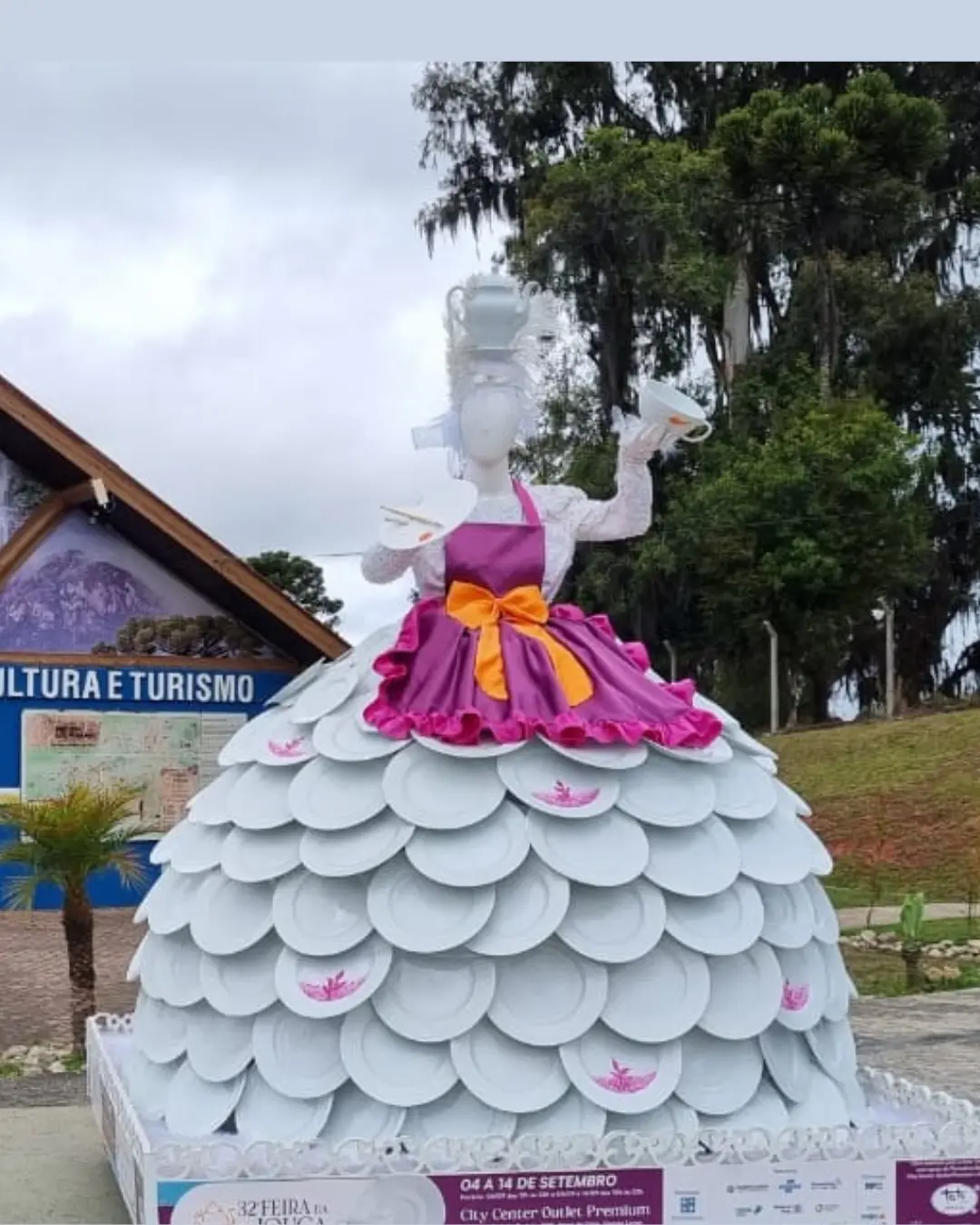 Uma visitante inusitada: escultura de pratos chama atenção no centro de Quatro Barras nesta terça-feira (2)