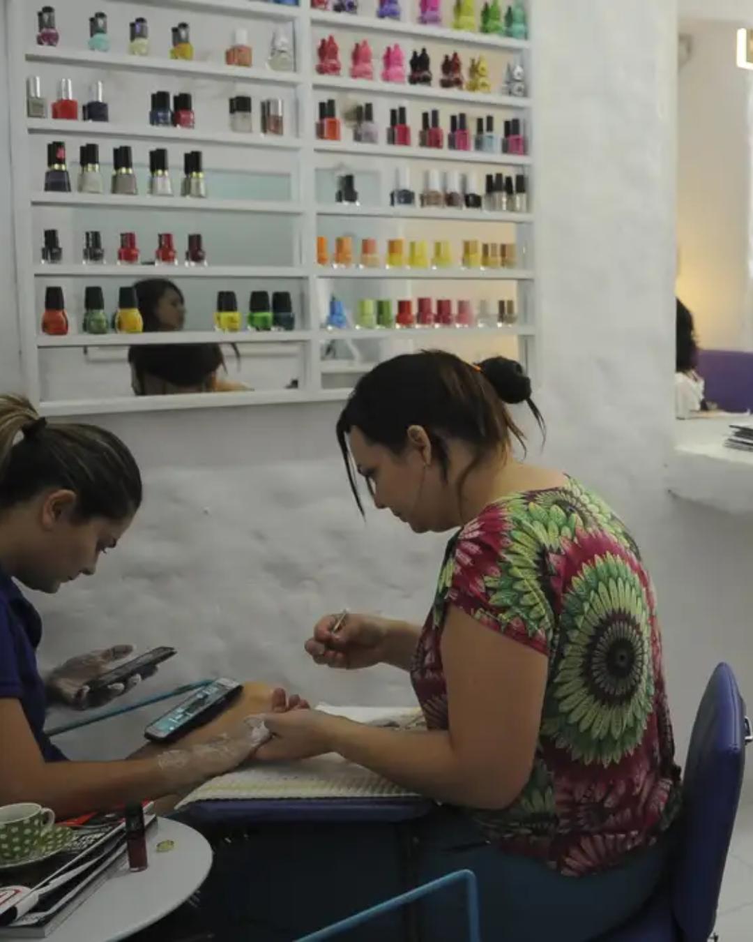 Anvisa proíbe substâncias presentes em produtos para unhas e esmaltação em gel por riscos à saúde