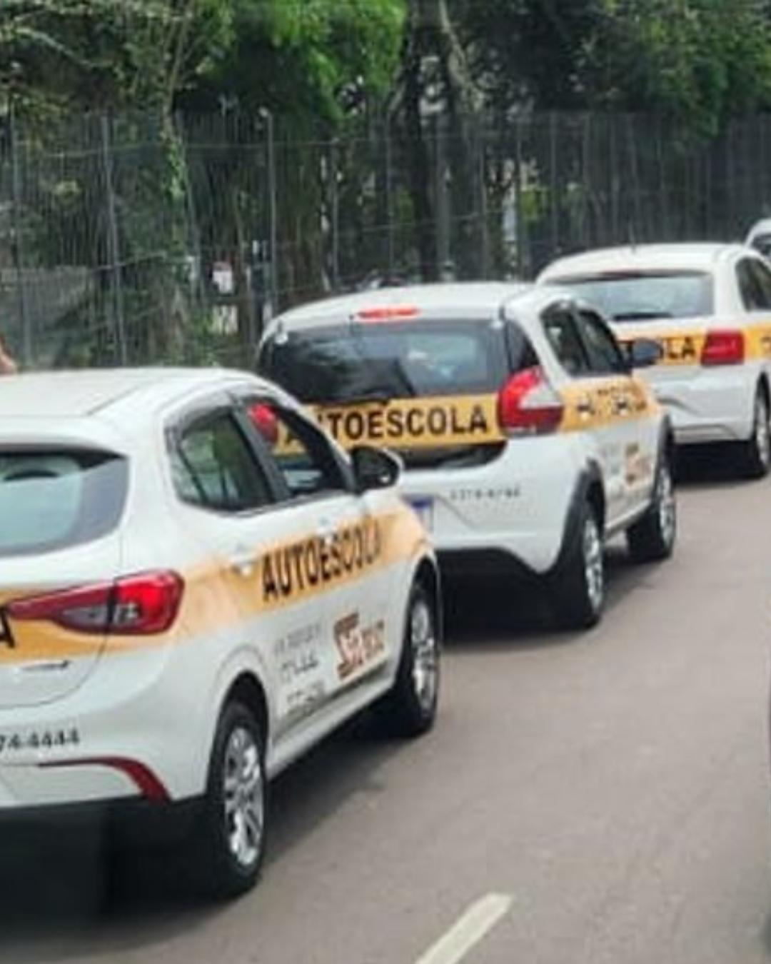 Autoescolas realizam protesto em Curitiba contra proposta que elimina aulas obrigatórias para CNH