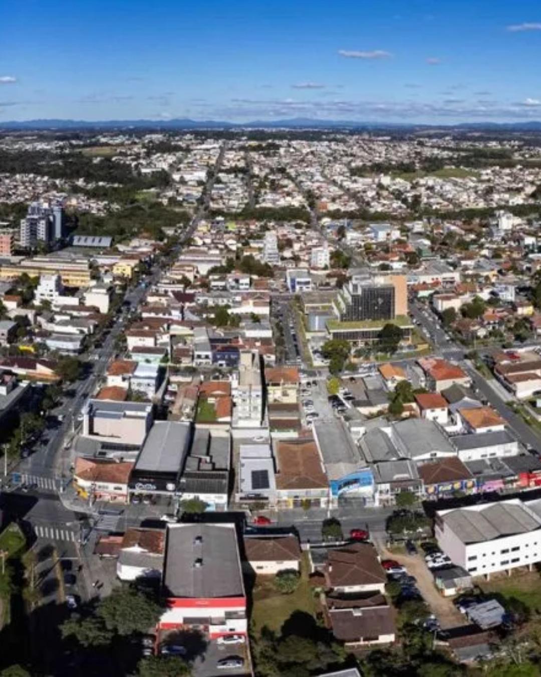 Curitiba e região têm a segunda menor taxa de pobreza do Brasil e crescimento de renda, aponta estudo