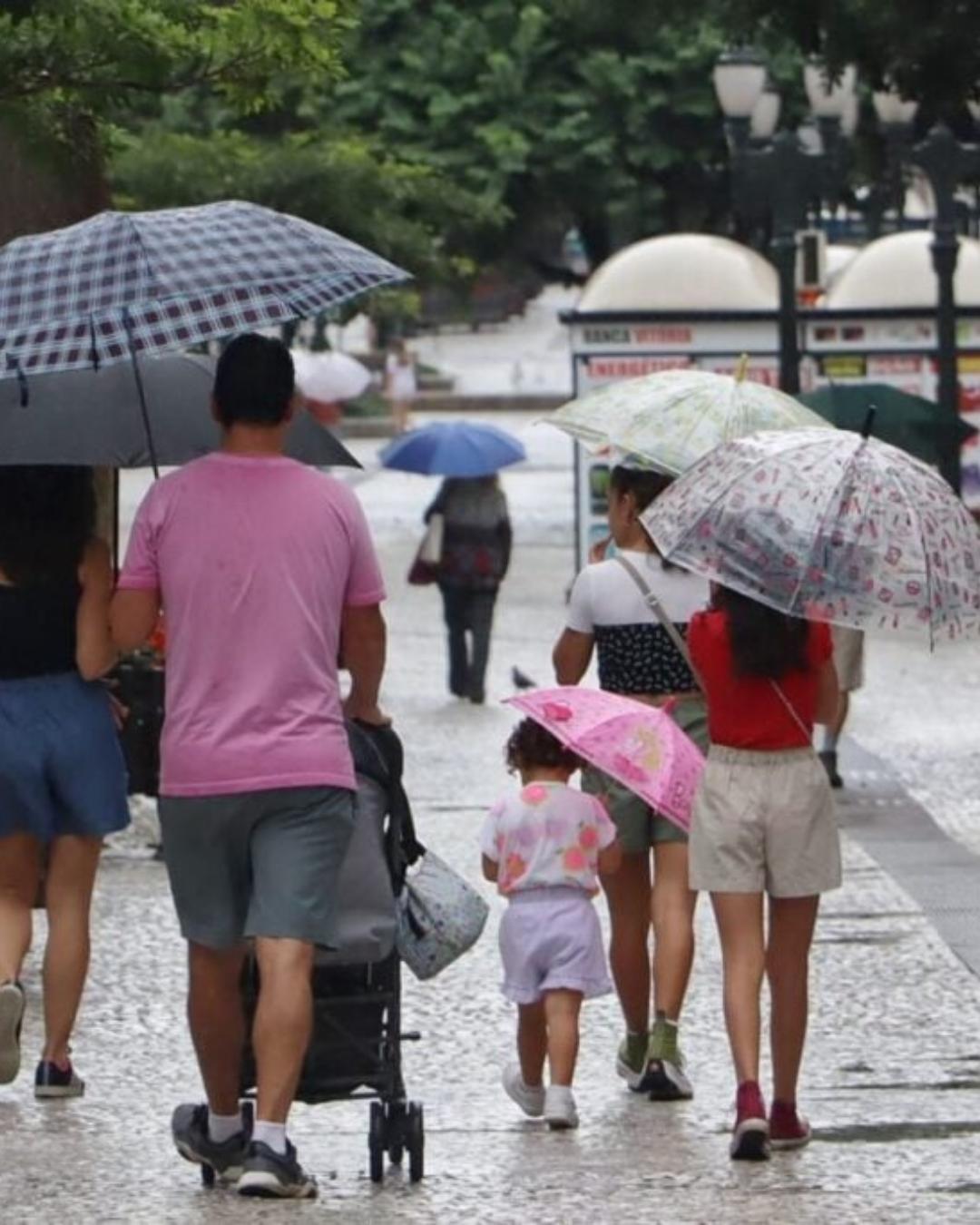Curitiba terá chuva até sábado, com sol e temperaturas mais altas no domingo, prevê Simepar