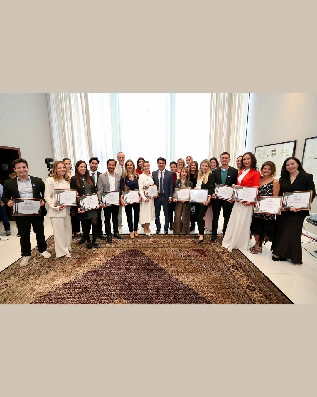 Deputada Marli Paulino presta homenagem aos cirurgiões-dentistas do Paraná