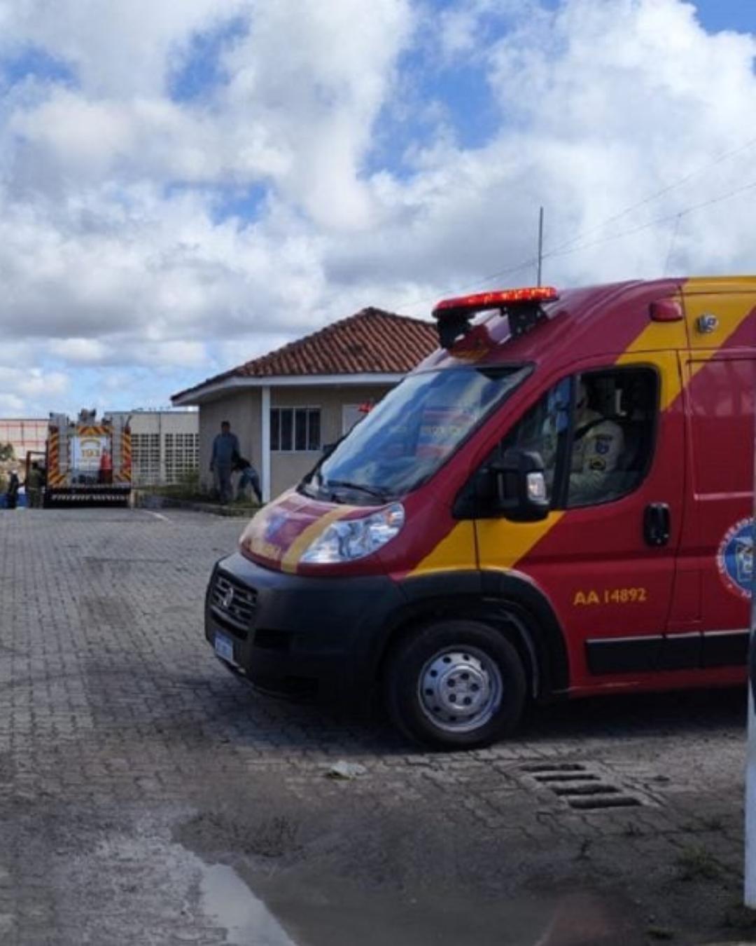 Fogo atinge indústria de recicláveis de plástico em Campina Grande do Sul e mobiliza bombeiros