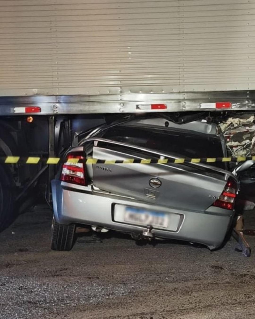Homem morre após carro ser esmagado por caminhão na BR-116, em Campina Grande do Sul