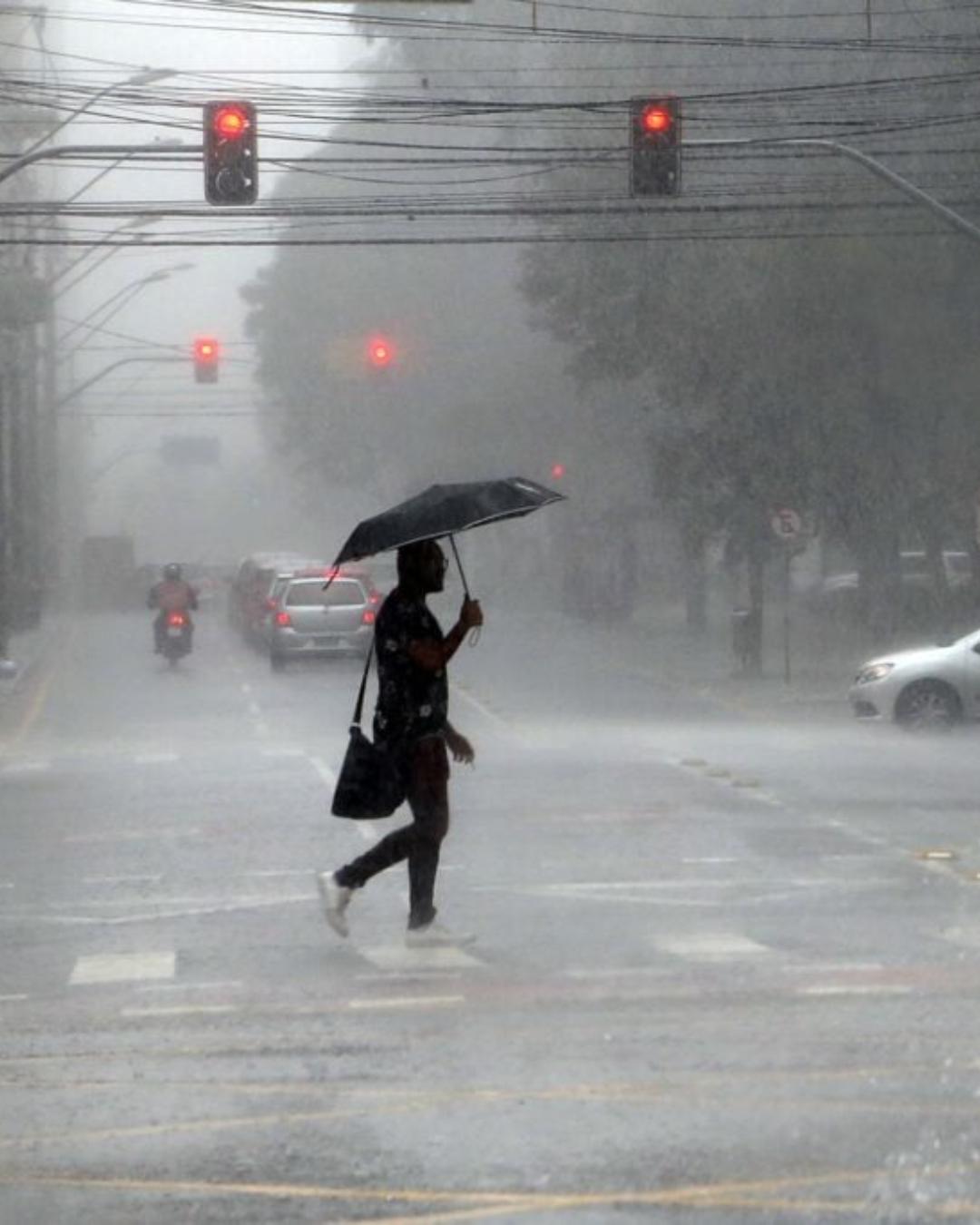 Paraná terá chuvas com possibilidade de raios e granizo durante o fim de semana