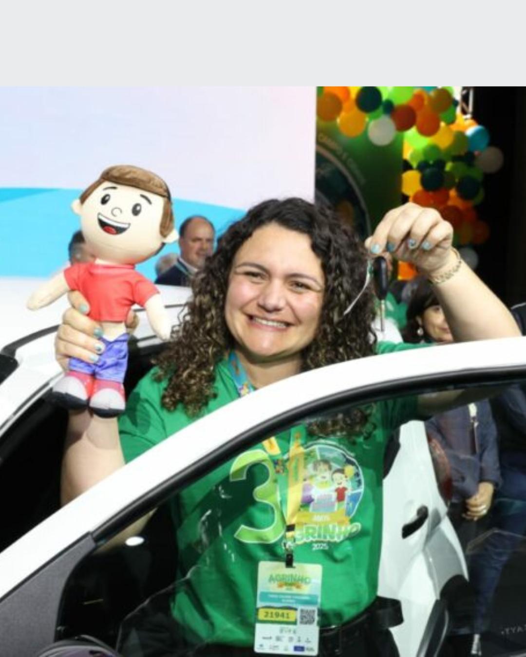 Professora de Campina Grande do Sul conquista 2º lugar no Programa Agrinho 2025 e ganha carro zero quilômetro