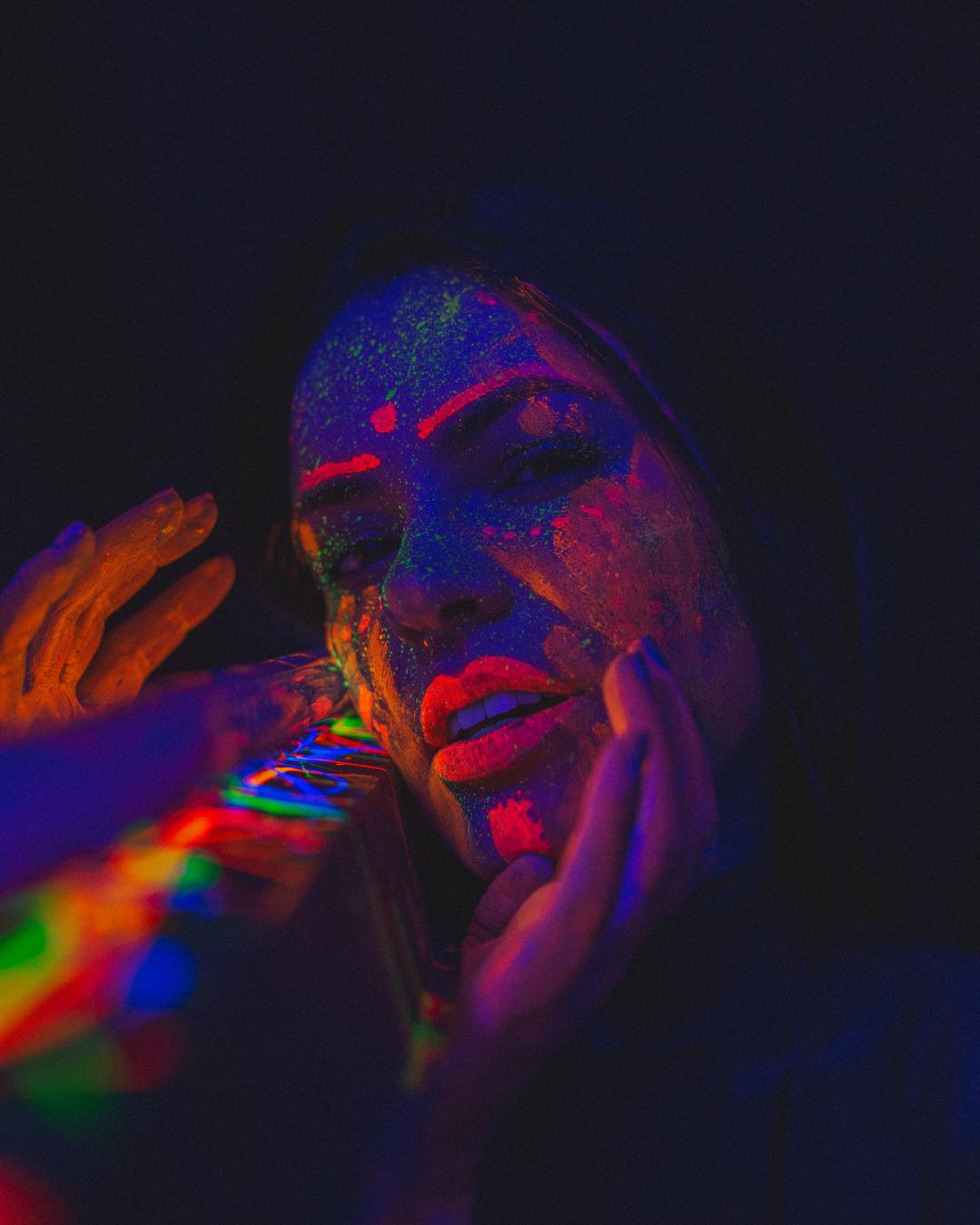 Projeto Tolteca promove oficina sobre amizade com pintura neon em Curitiba