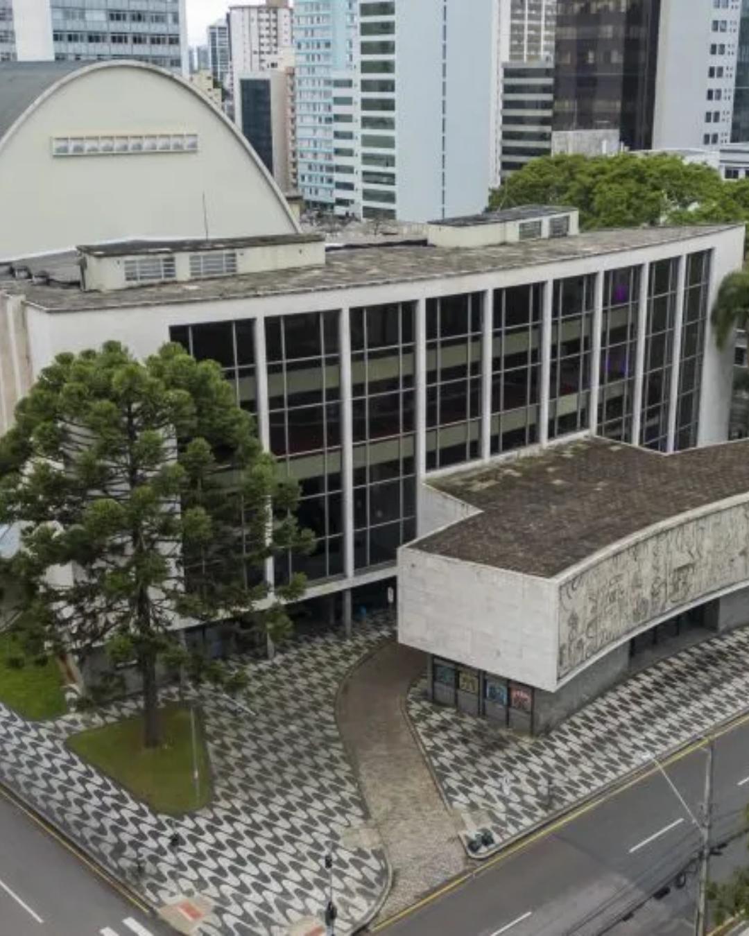 Abertura do Natal em Curitiba 2025 terá bloqueios no trânsito e espetáculo na Praça Santos Andrade