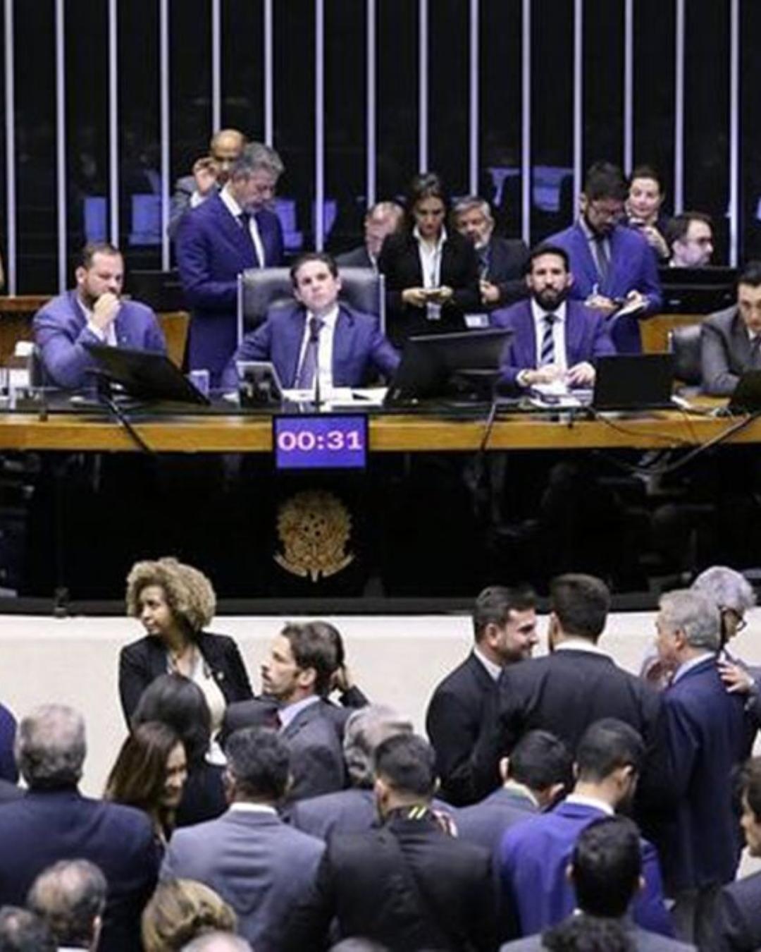 Câmara aprova licença-paternidade de 20 dias com transição em quatro anos