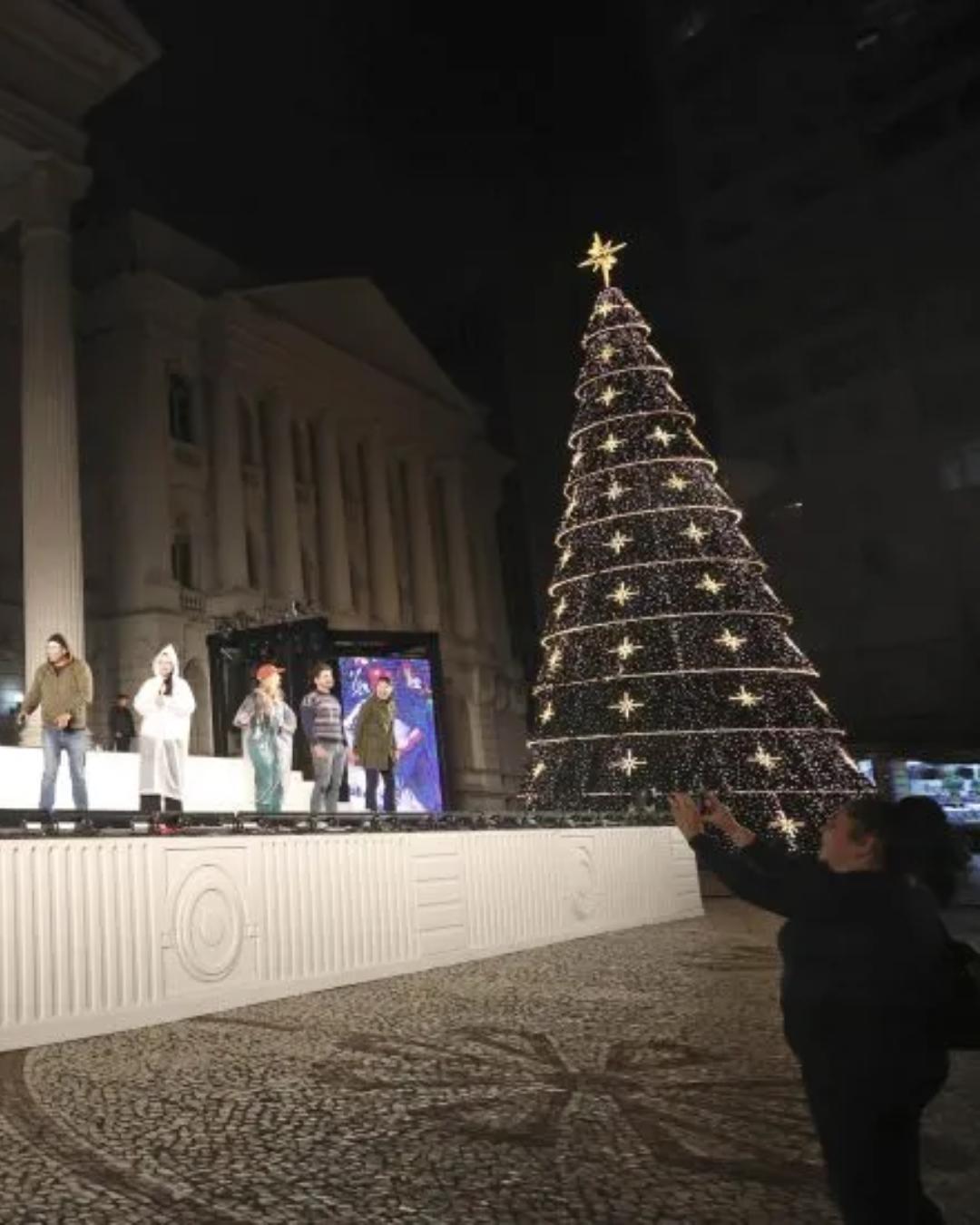 Espetáculo natalino 'Abrace o Mundo' estreia com música e dança em Curitiba