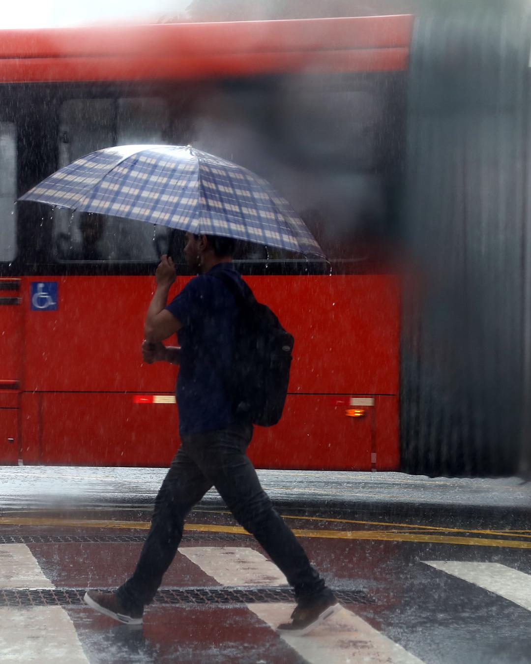 Frente fria traz chuva e risco de temporais ao Paraná no fim de semana