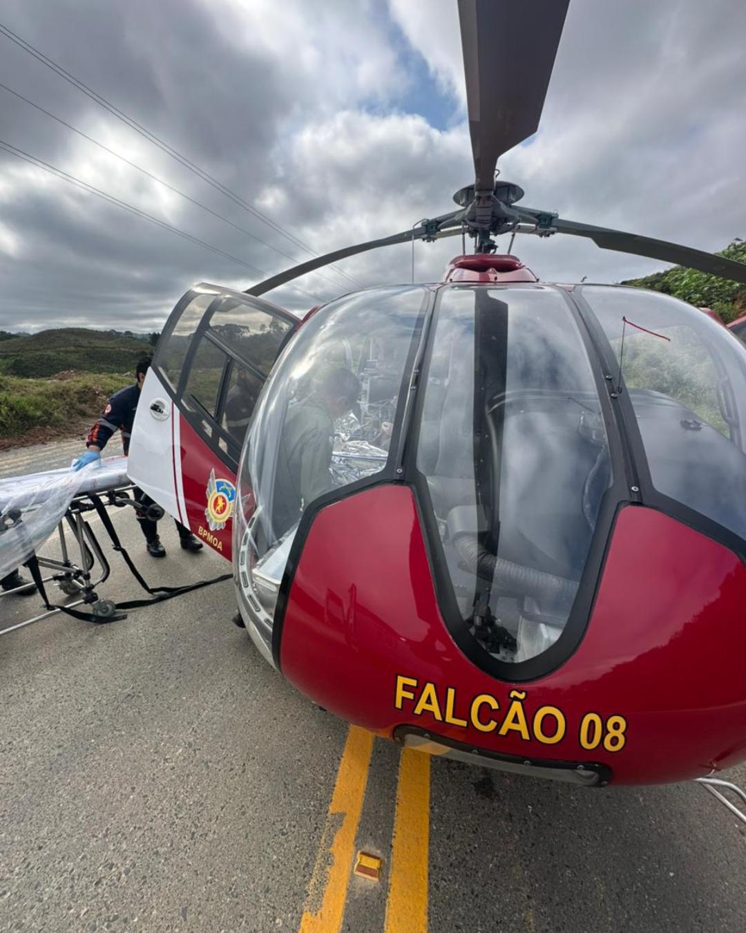 Helicóptero do BPMOA auxilia resgate após acidente grave em Rio Branco do Sul