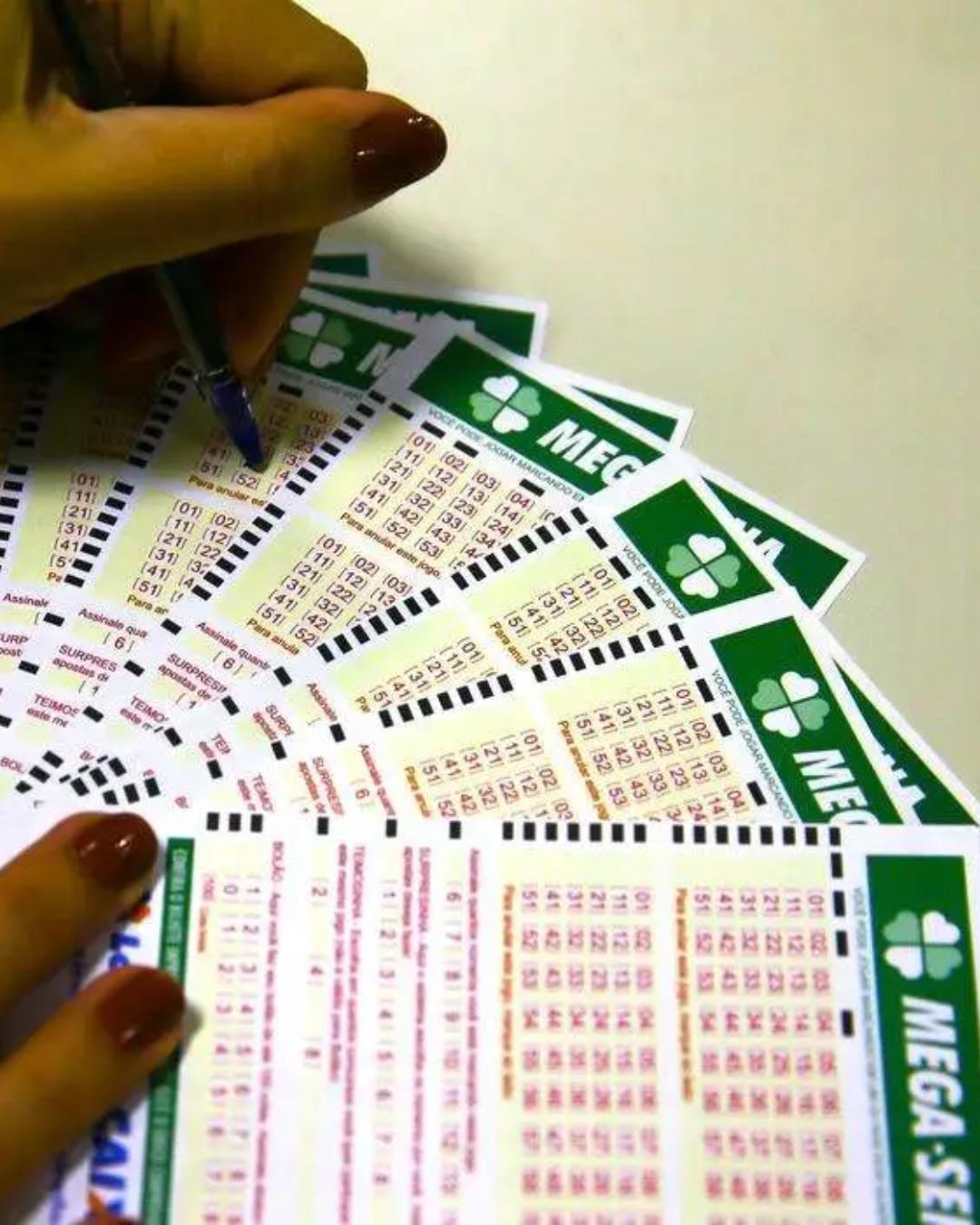 Mega-Sena acumula e sorteio do concurso 2940 pode pagar R$ 100 milhões nesta sexta (14)