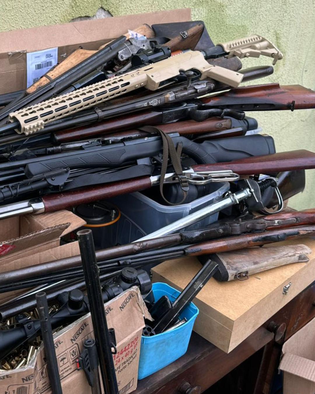 Polícia apreende 83 armas em Curitiba e prende suspeito de ligação com tráfico no RJ