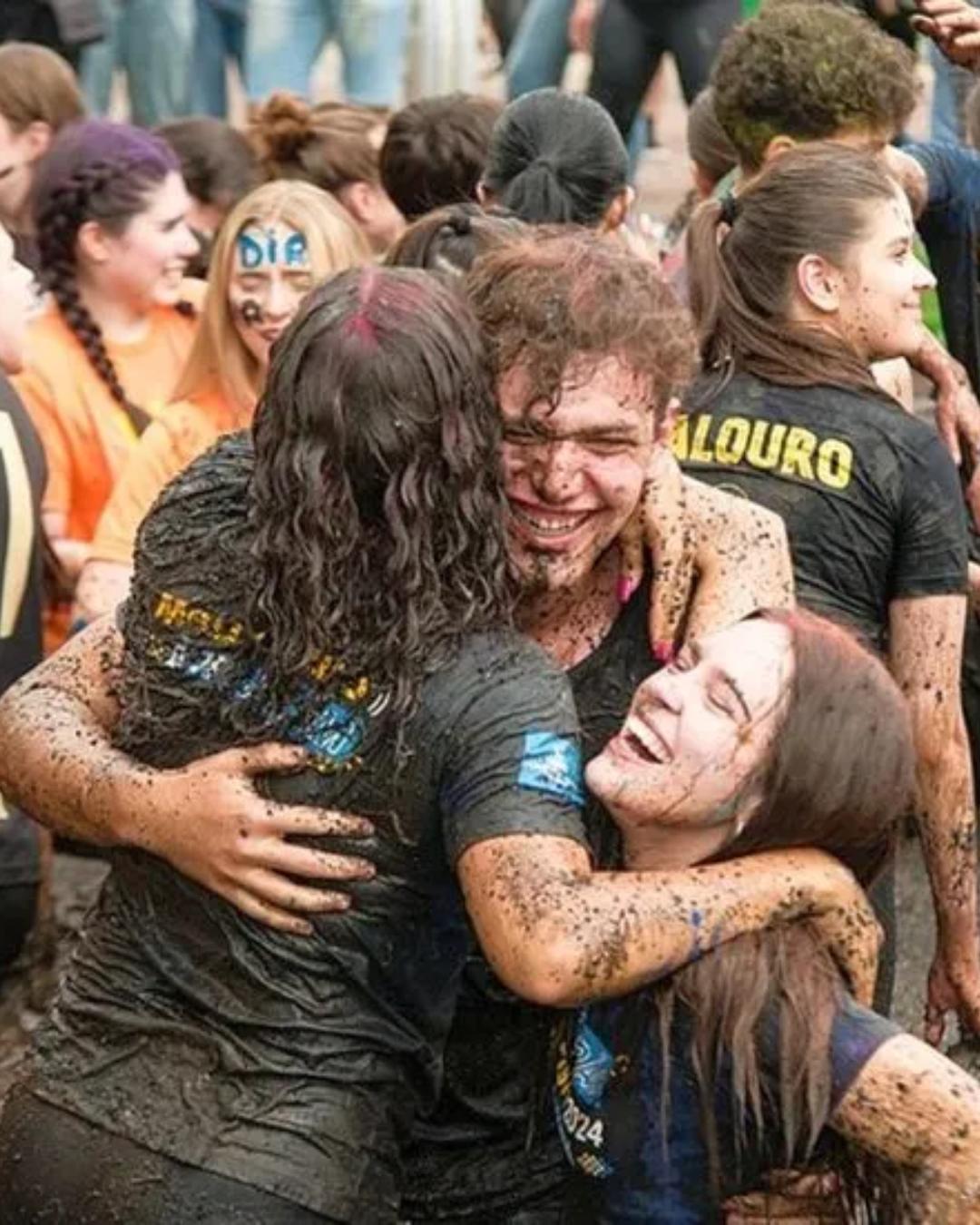 PUCPR anuncia aprovados no Vestibular 2026 e promove recepção com banho de lama