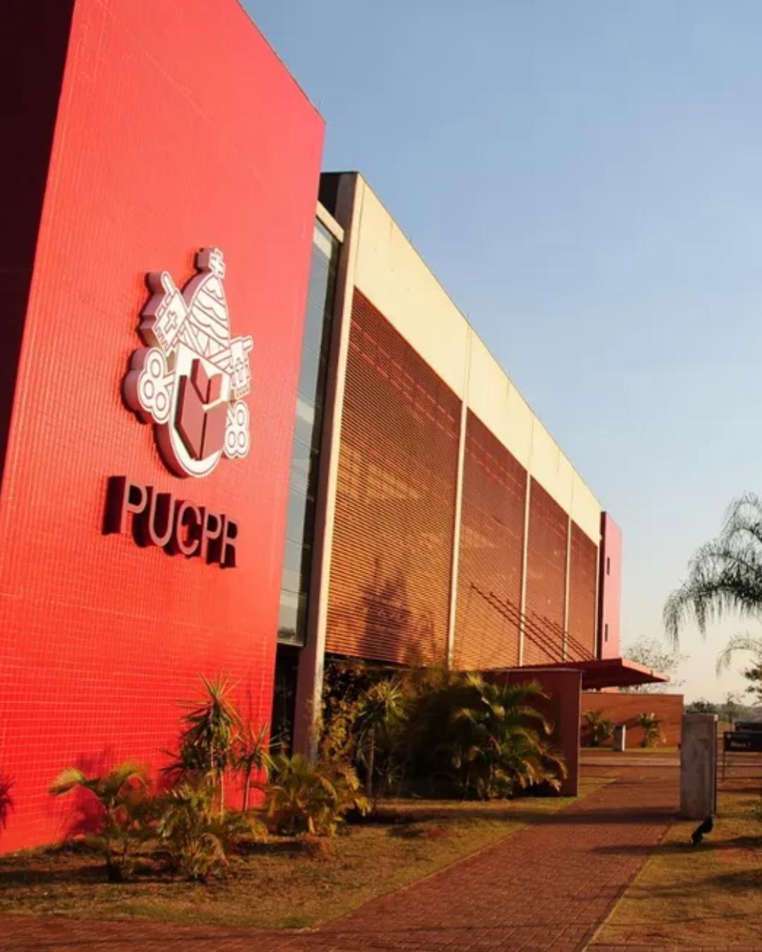 PUCPR divulga lista de aprovados e promove banho de lama tradicional; matrículas vão até 11 de novembro