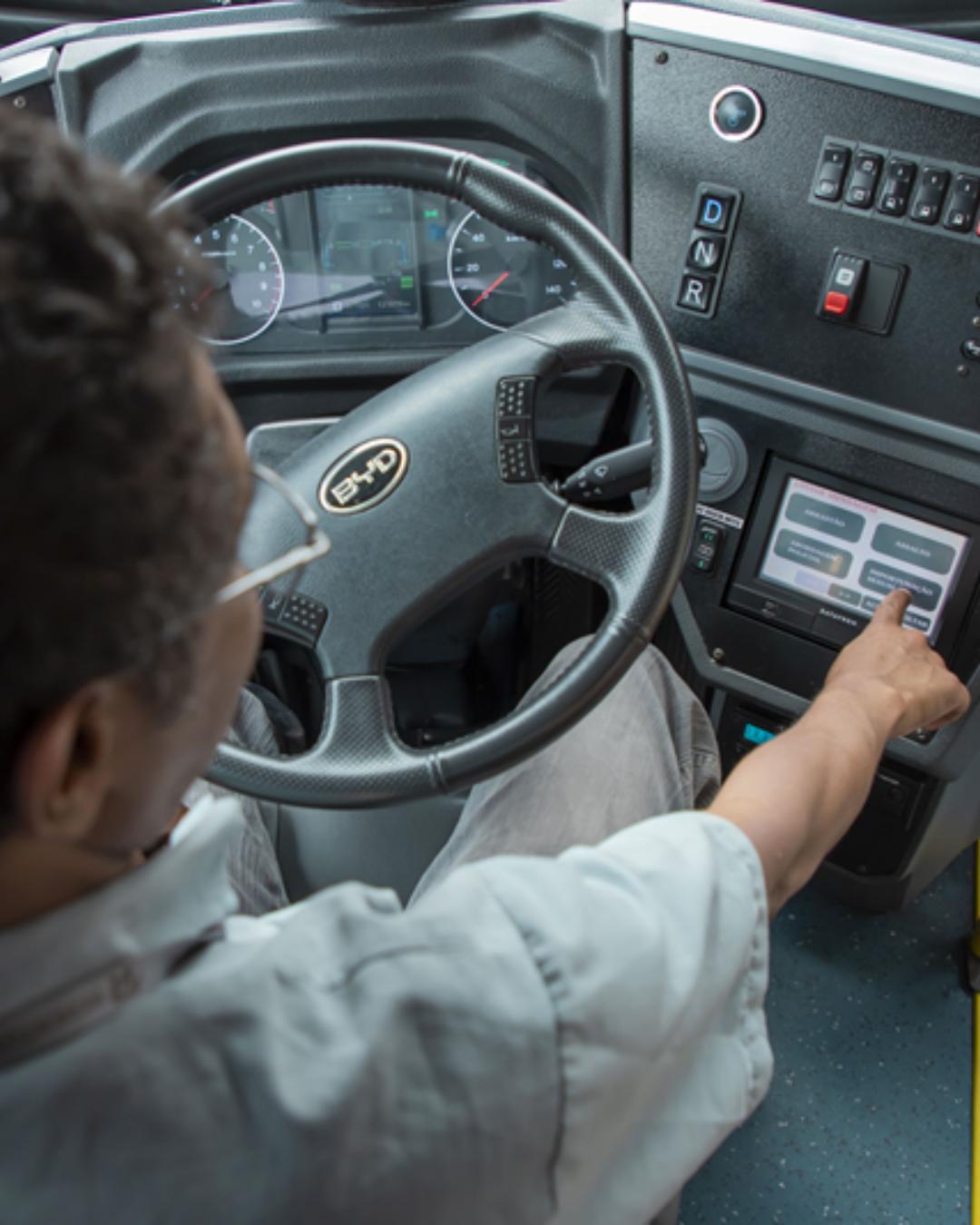 Queda de 42% no acionamento do botão contra importunação sexual em ônibus de Curitiba em 2025