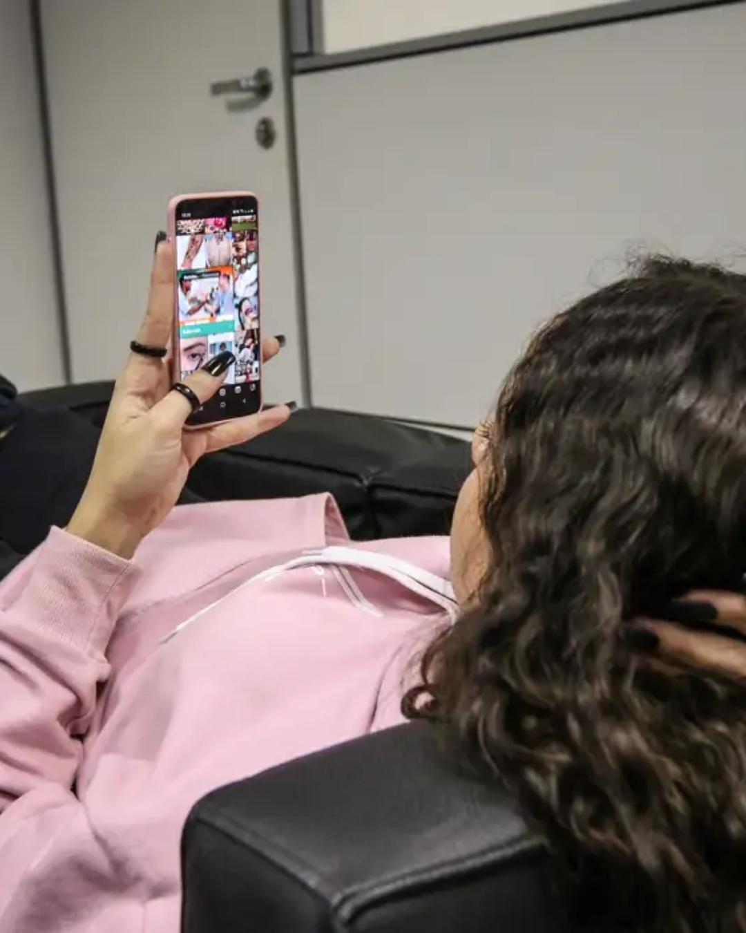 SaferNet orienta famílias sobre segurança online e Instituto Liberta lança guia de proteção infantil